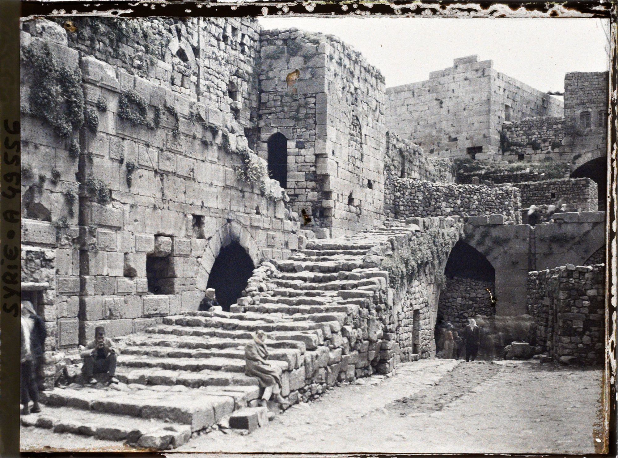 Image représentant La cour vue du nord en direction du sud