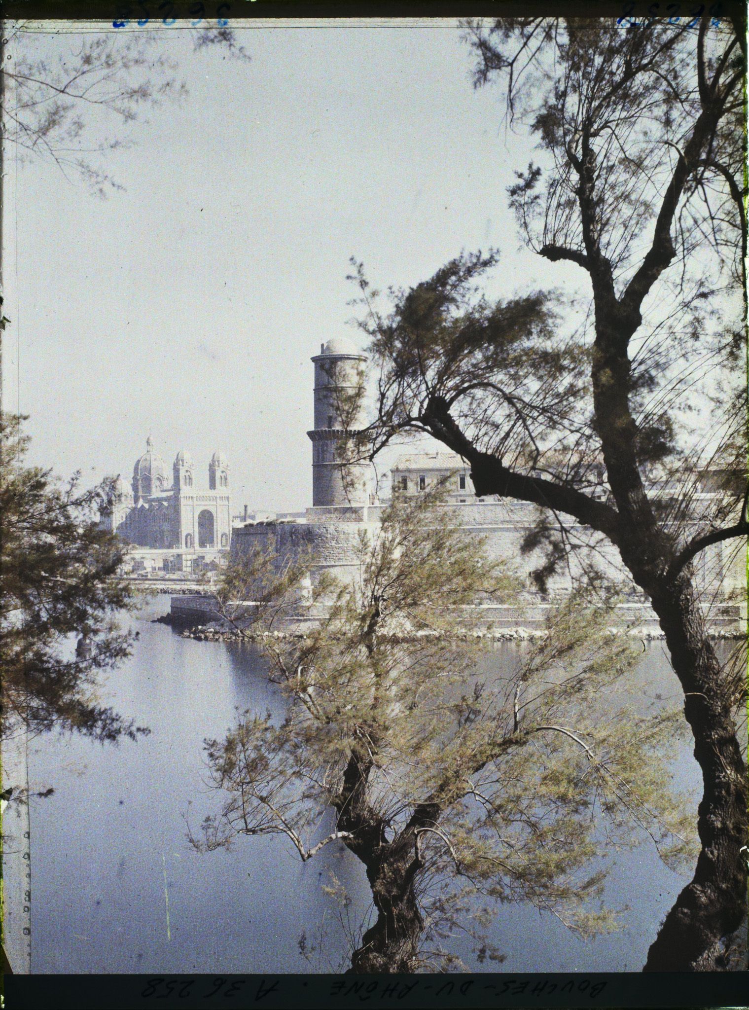 Image représentant La tour du fanal du fort Saint-Jean, vue prise depuis le vieux port pointe rouge