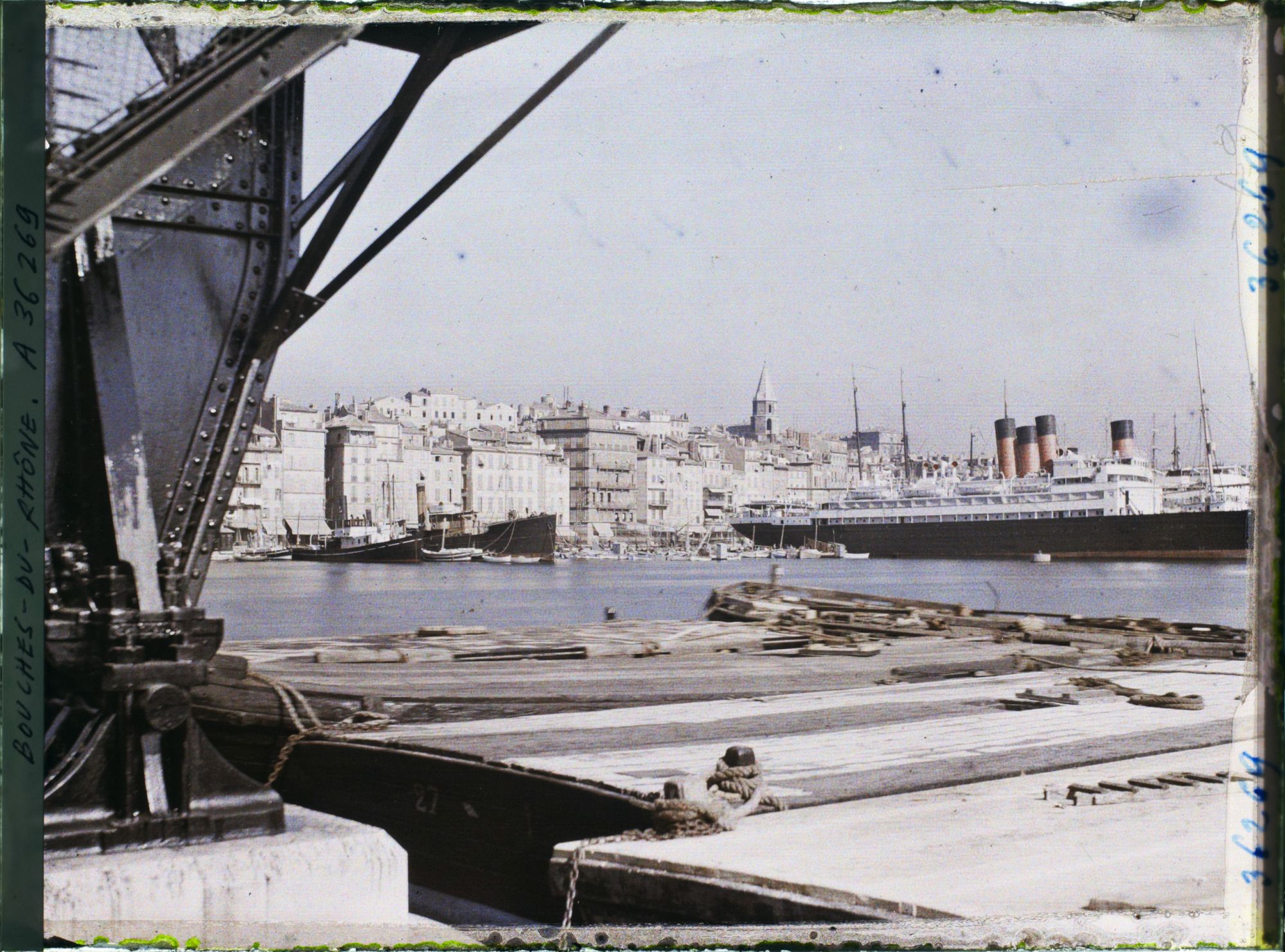 Image représentant Les bateaux amarés dans le Vieux Port, vue prise sous le pont transbordeur