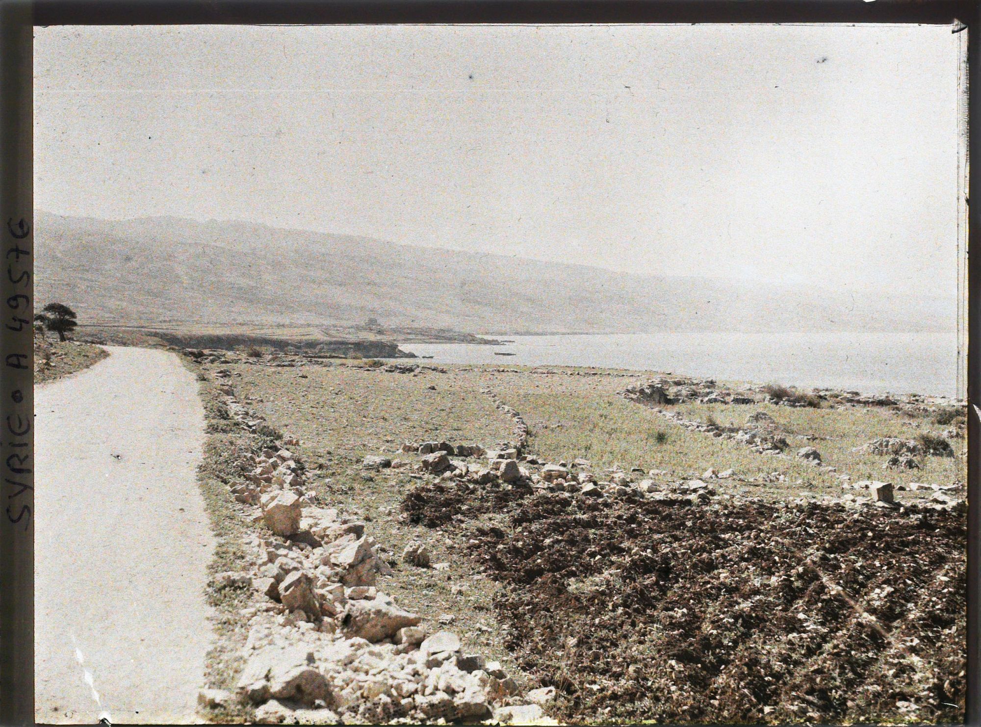 Image représentant Une route, probablement entre Tripoli et Beyrouth, non loin du Krak des Chevaliers