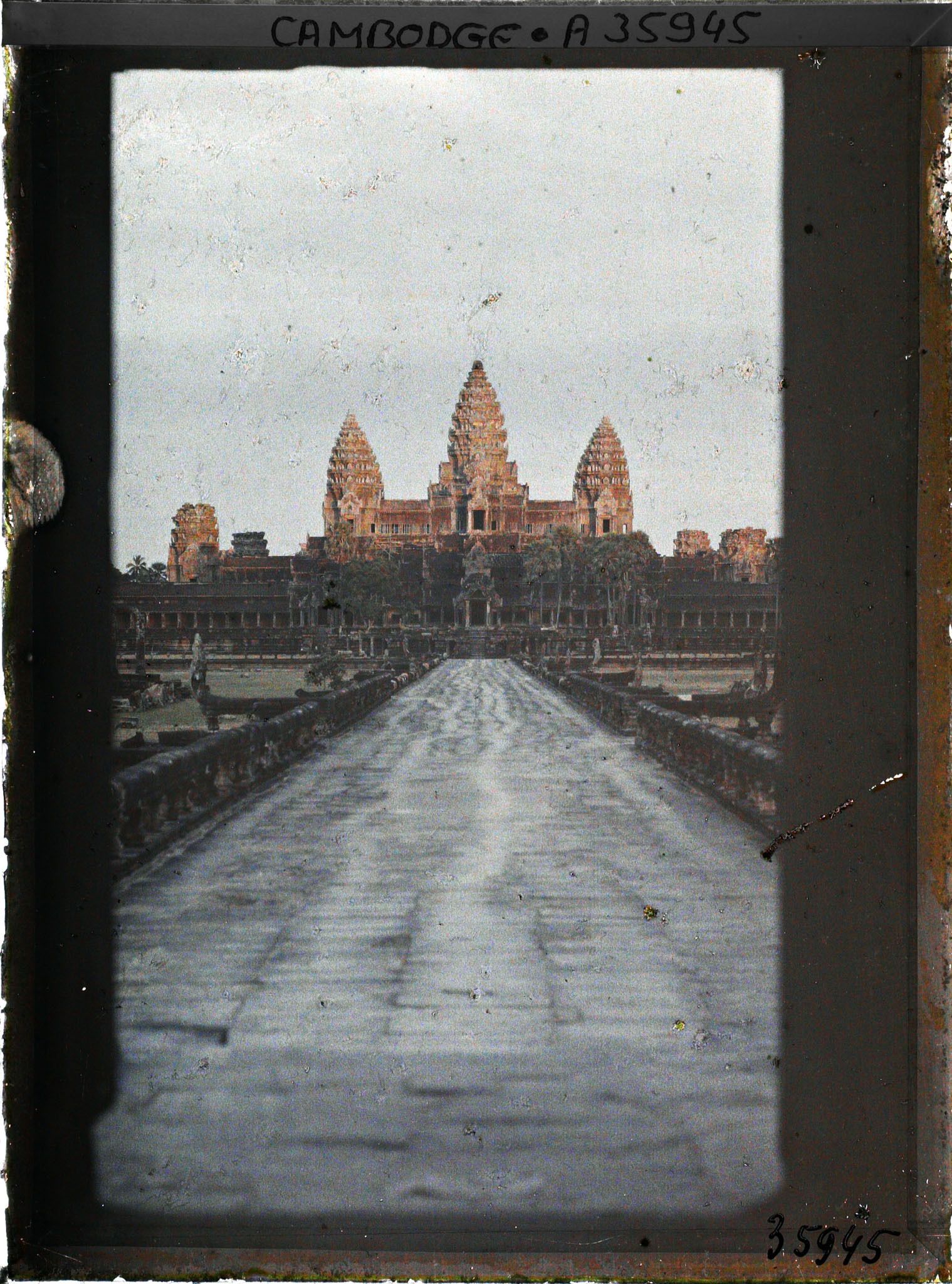 Image représentant Le temple-montagne, couronné de prasat (tours) éclairés par le soleil couchant