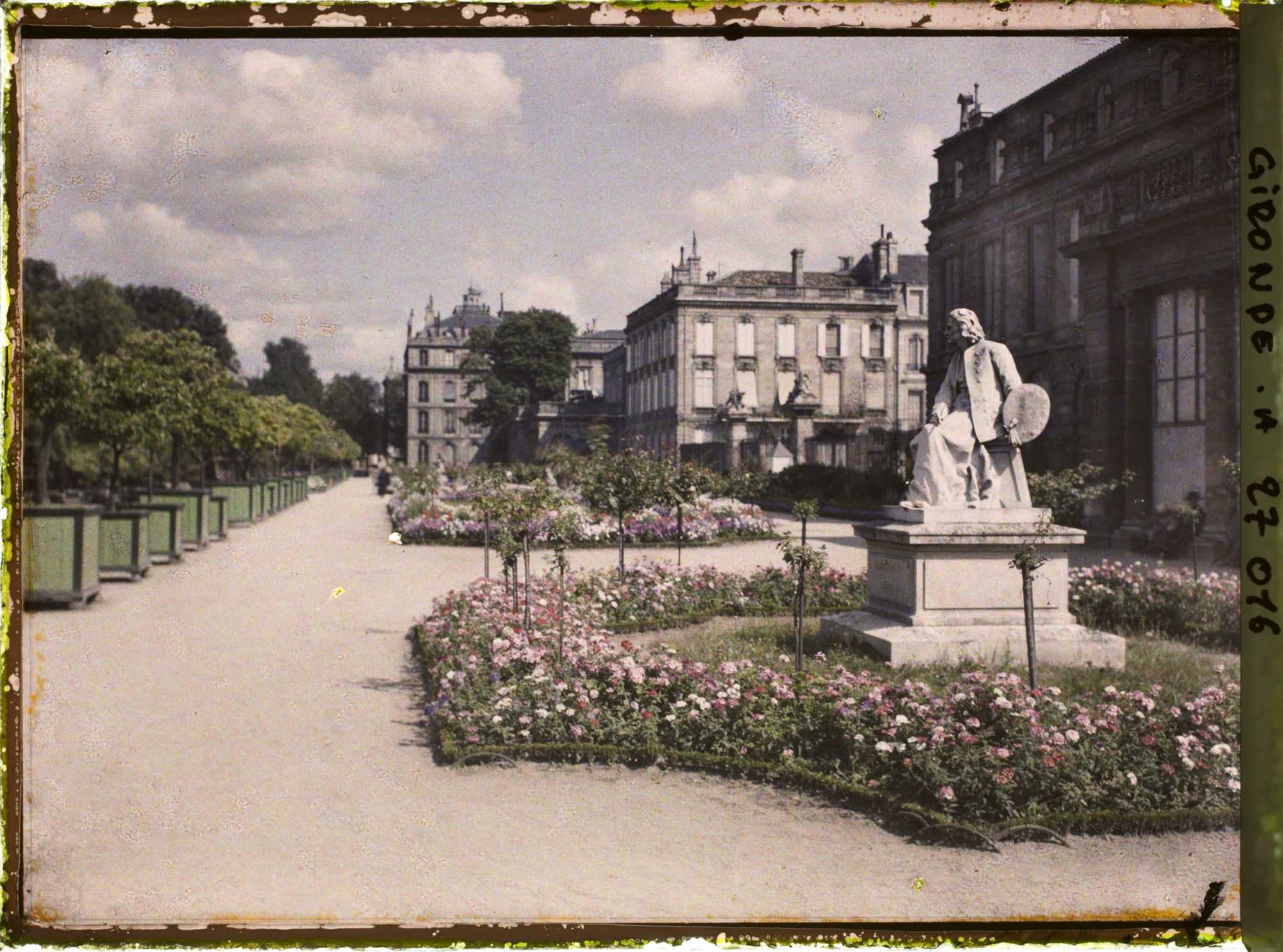 Image représentant La statue de Maxime Lalanne, sur la terrasse du Jardin Public