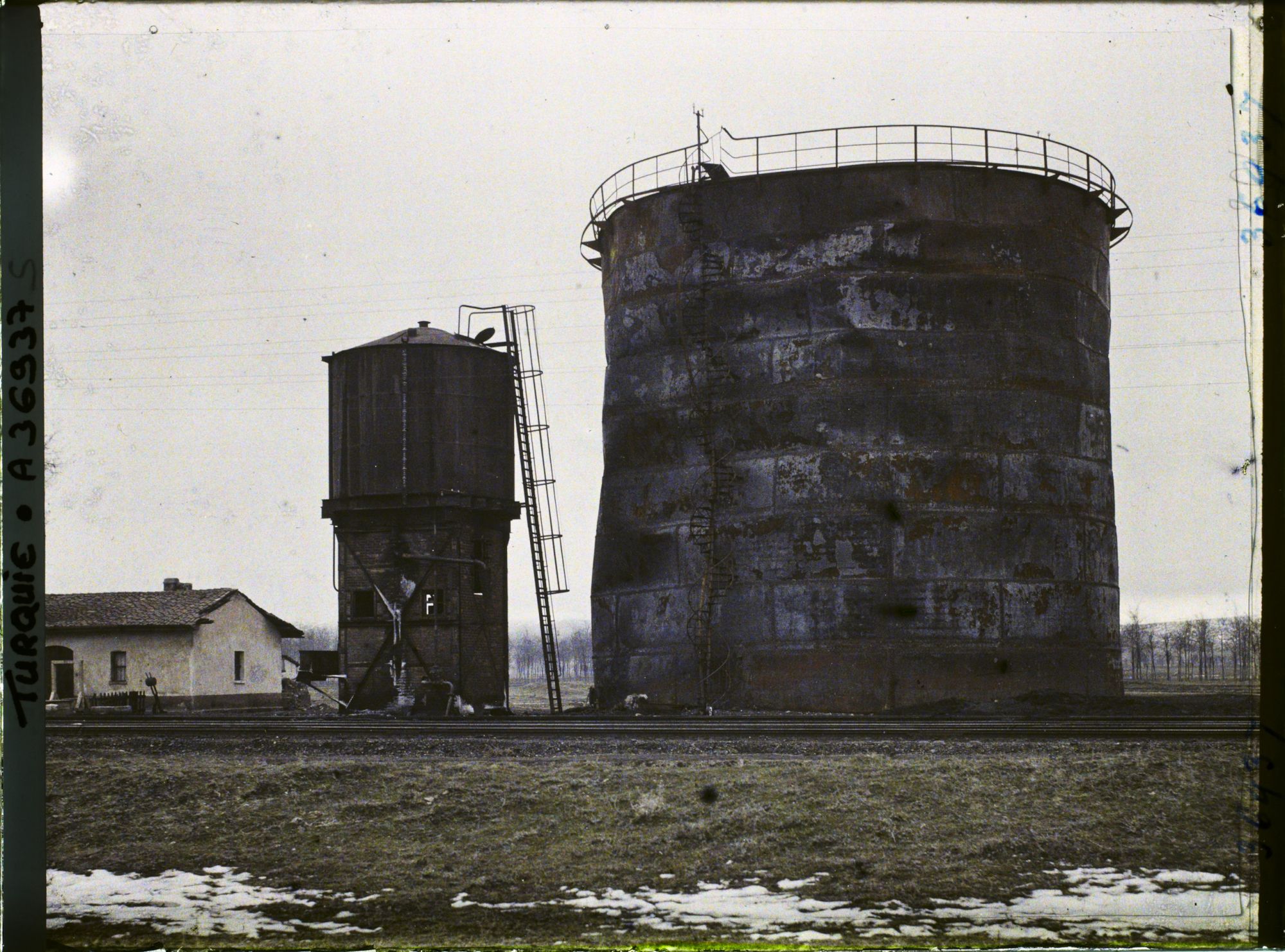 Image représentant Turquie, Eski-Ckehir, Réservoir de mazout incendié