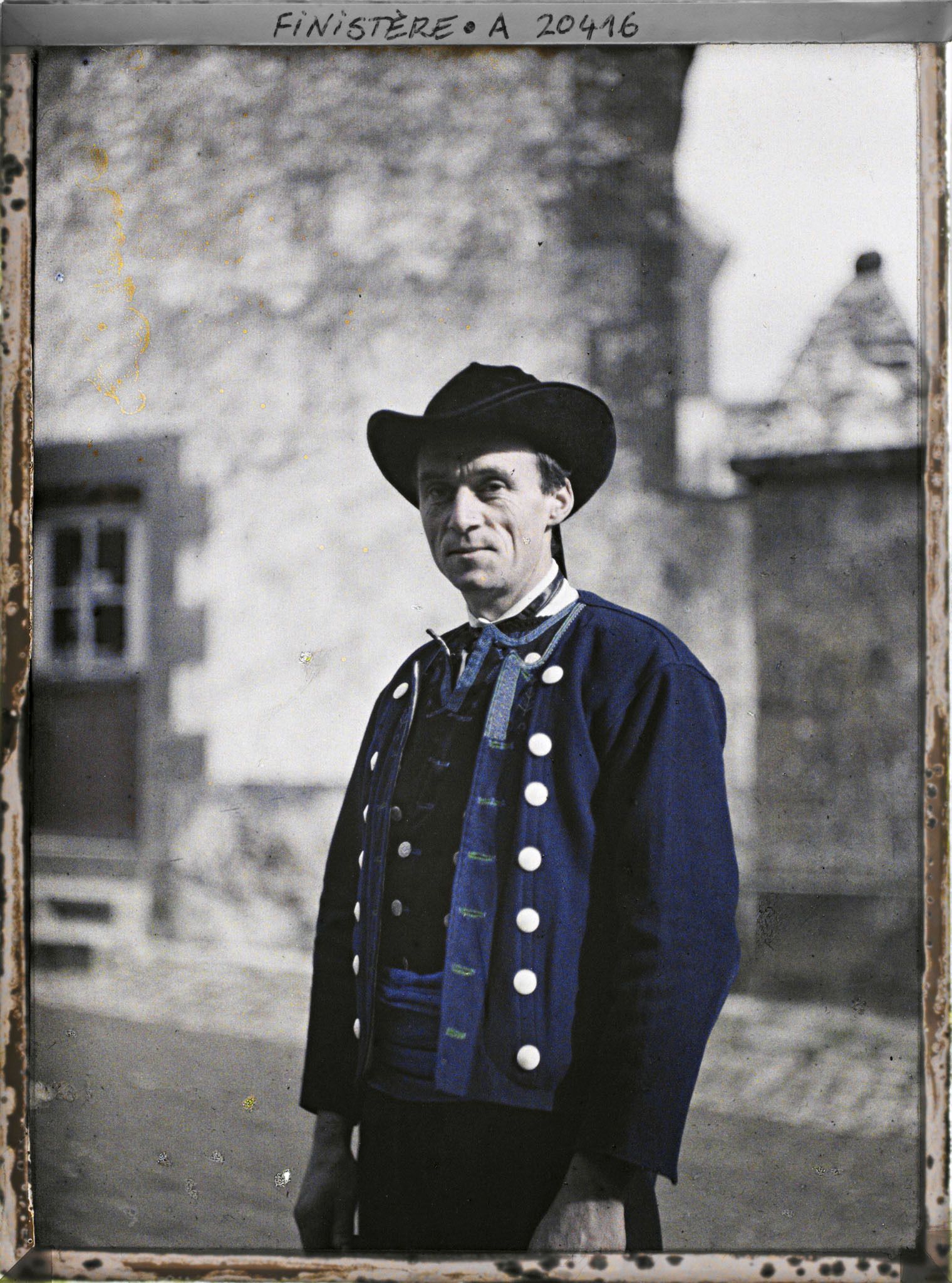 Image représentant Un habitant, M. Kéromnès, en costume traditionnel de Plougastel