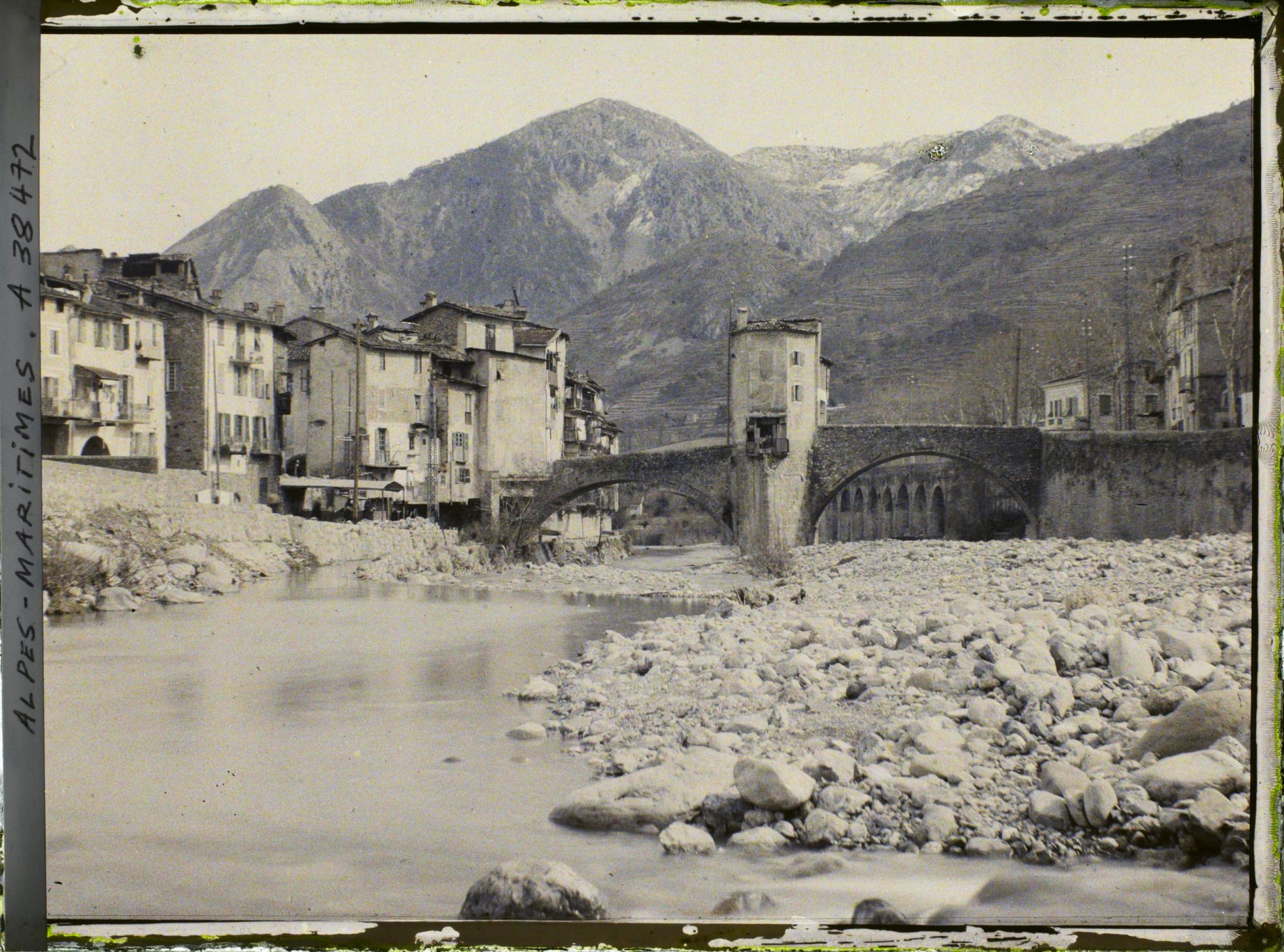 Image représentant Le pont vieux à péage, pont fortifié enjambant la Bévéra