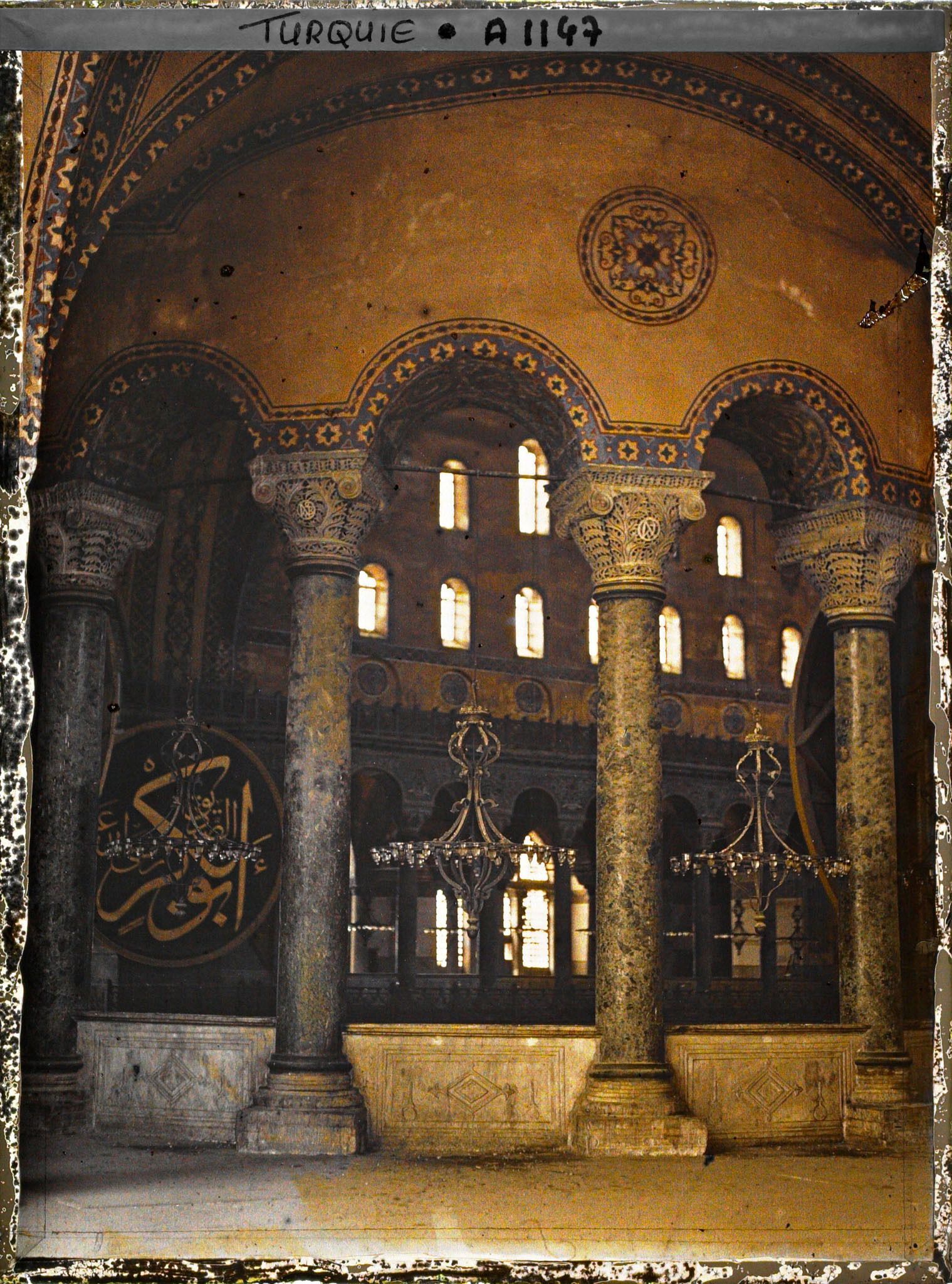 Image représentant La galerie nord de la Aya Sophia Camii ("mosquée Sainte-Sophie") en direction de la galerie sud