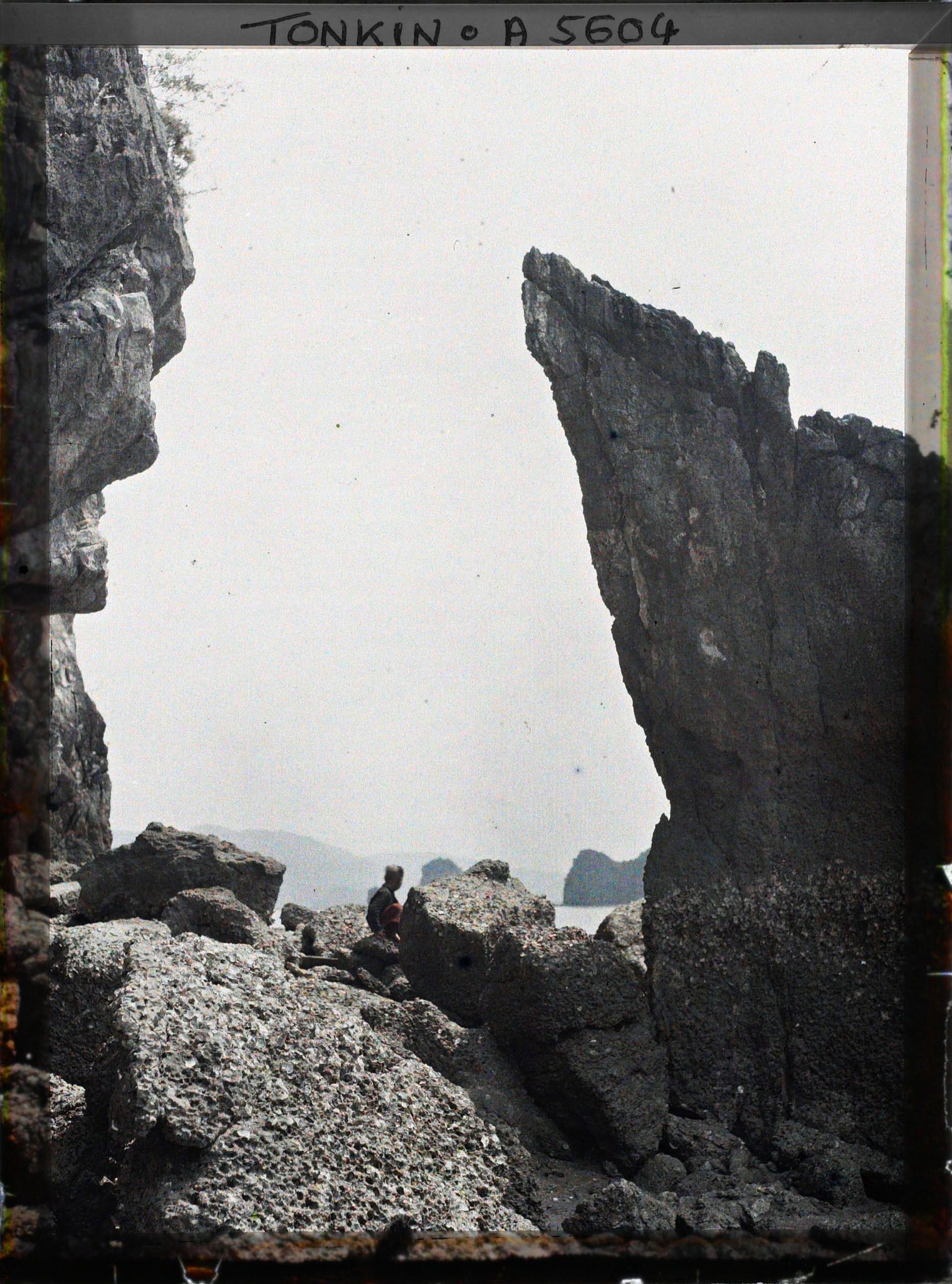 Image représentant Vue des rochers à l'entrée du Tunnel de Cam-pha (ou " Tunnel de la Douane ")