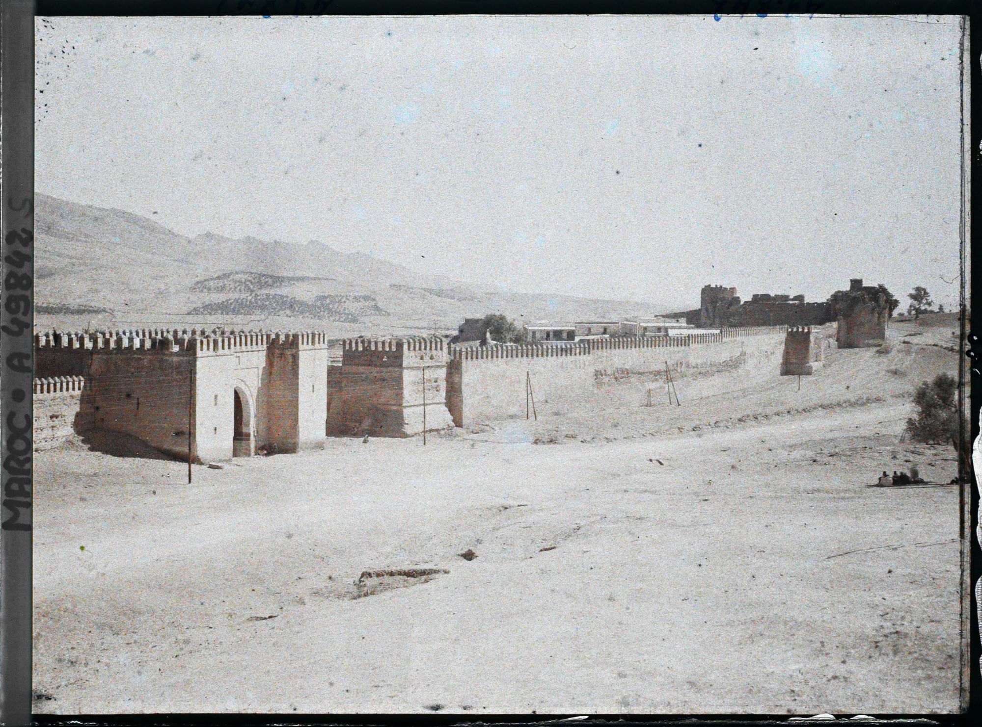 Image représentant Bâb Ftouh et les remparts jusqu'au Tamdert : vue prise de l'extérieur de la ville