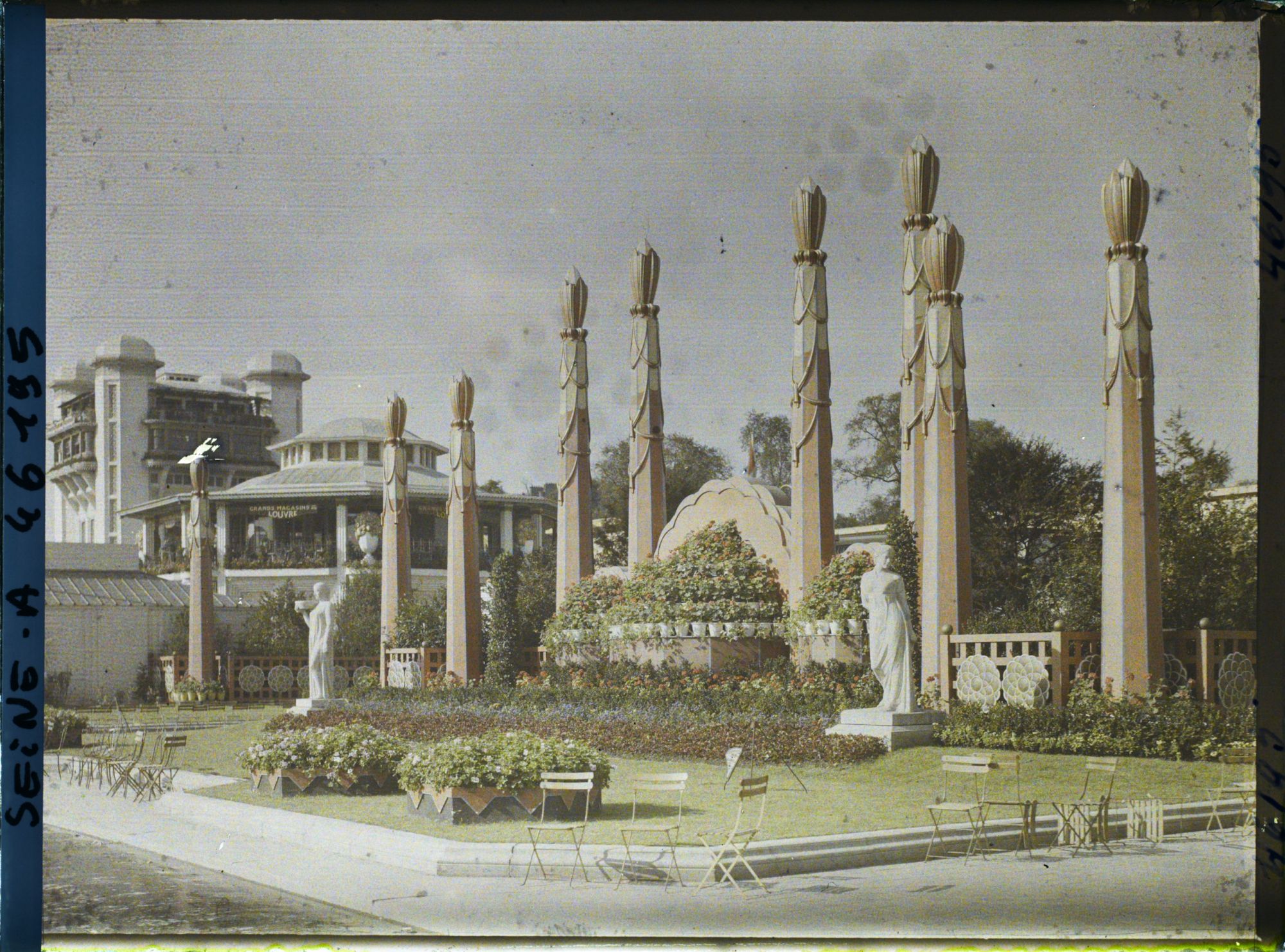 Image représentant L'Exposition des arts décoratifs, Jardin de Jacques Lambert, sur la terrasse de la gare