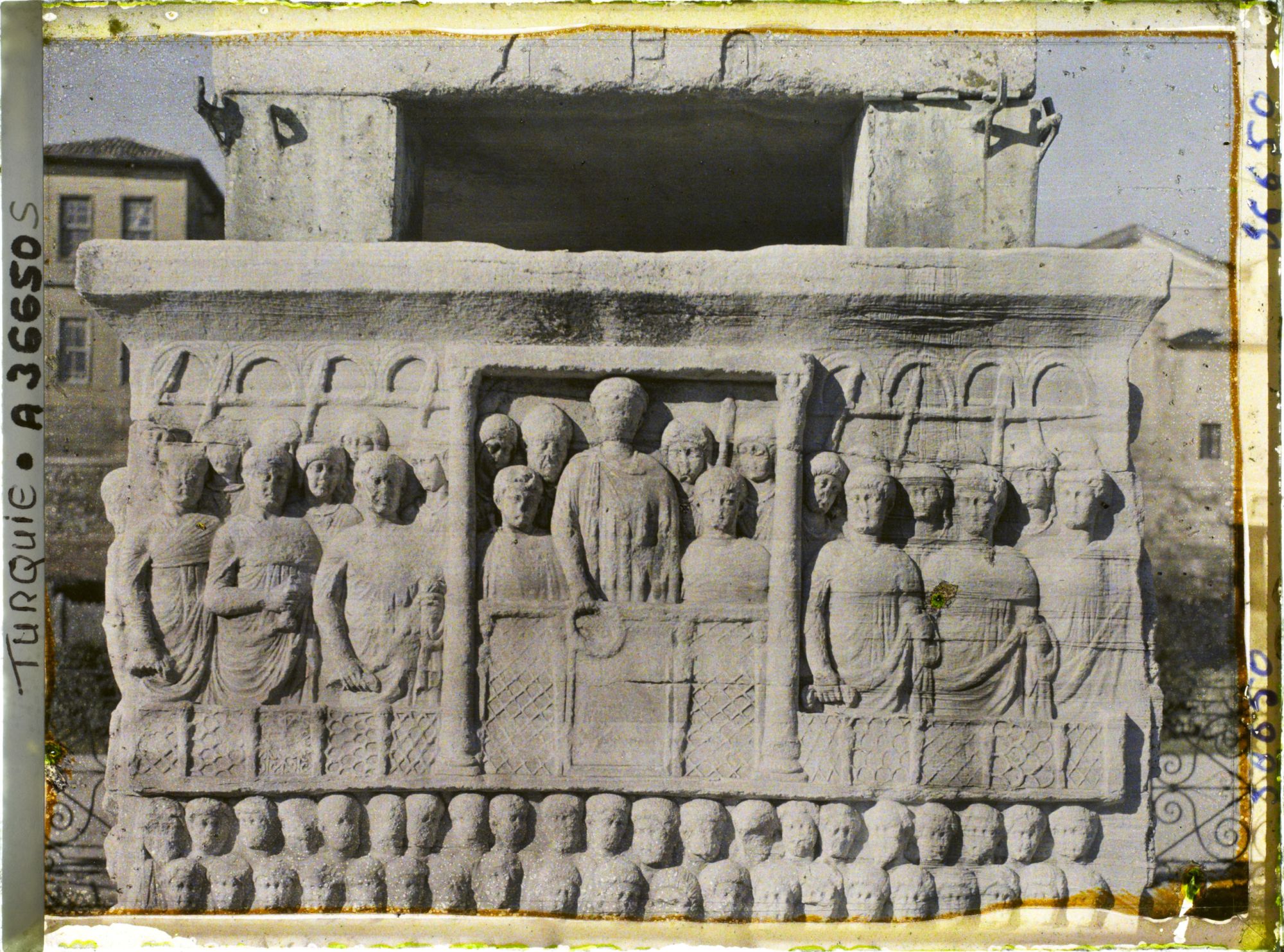 Image représentant Socle de l'obélisque de Theodose. Côte est. Bas-relief représentant l'empereur Théodose 1er entouré des siens remettant des couronnes aux triomphateurs des courses de chars