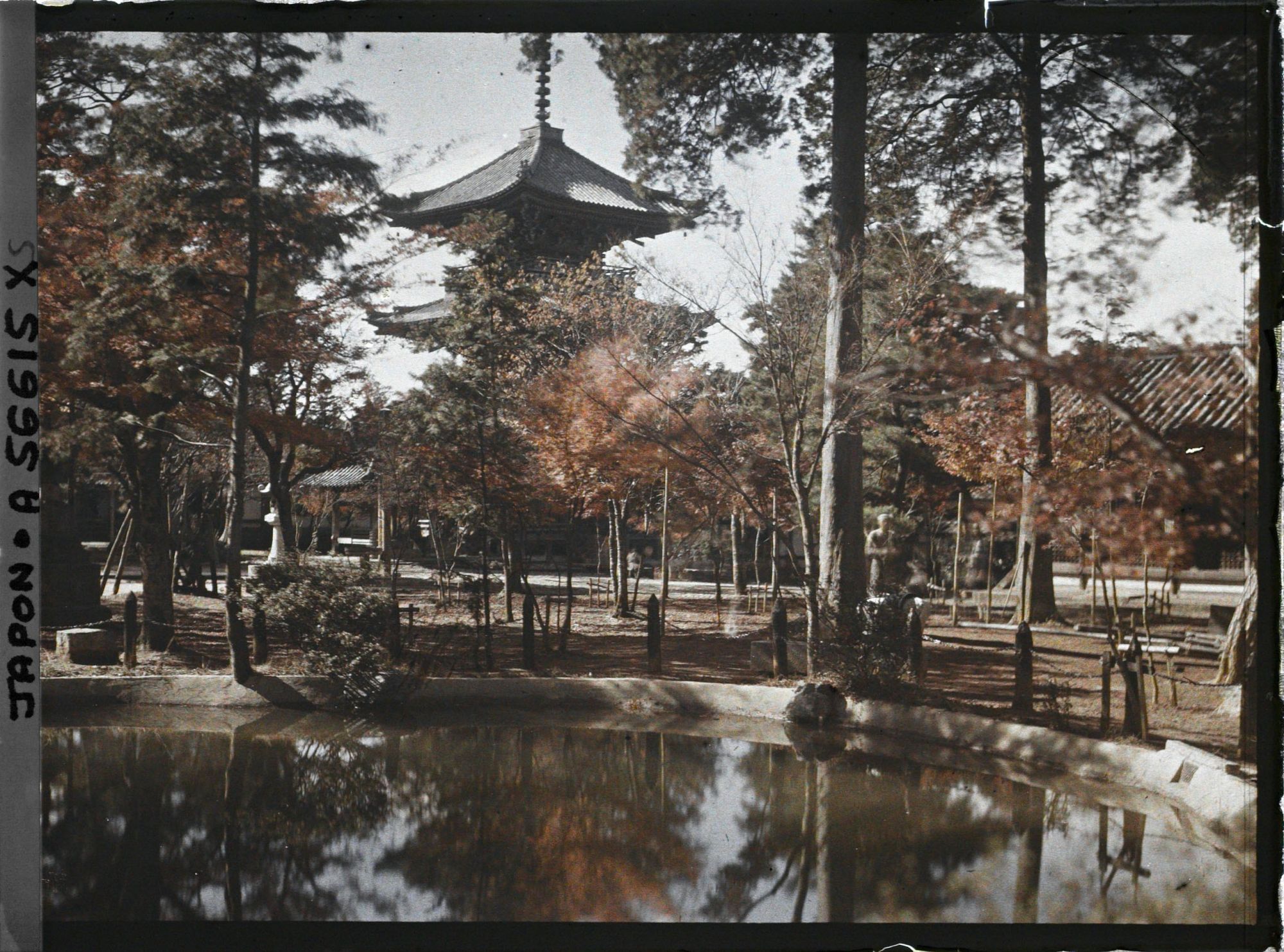 Image représentant La pagode du temple Shinnyo-dô vue depuis le bassin Nord