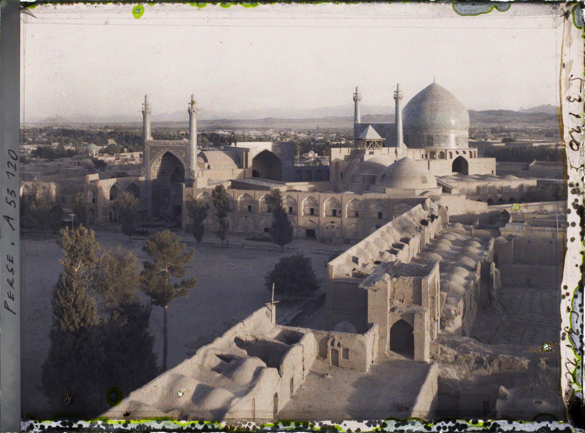 Image représentant La Masjid-i-Chah (mosquée du Chah), côté sud de la Meydan-i-Chah, au crépuscule "17h 45"