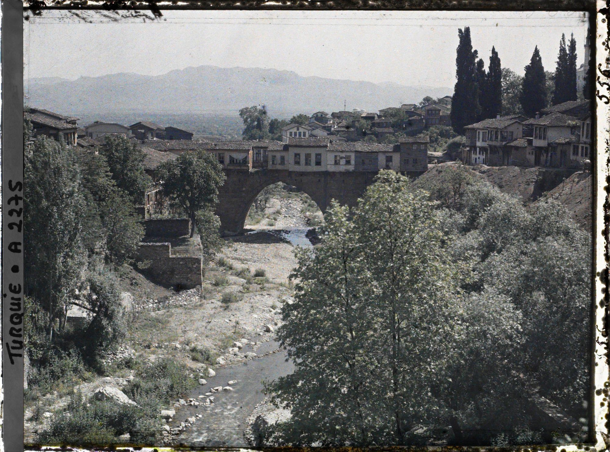 Image représentant Le pont d'Irgandi ("vieux Pont") construit en 1442 sur le fleuve Gökdere (vu de l'aval)
