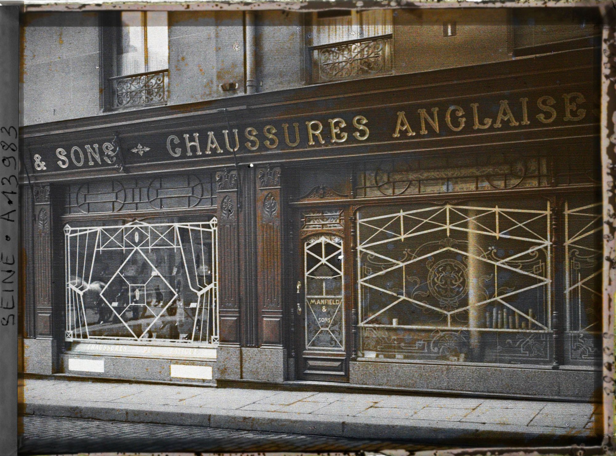 Image représentant Vitrines de magasin protégées contre les bombardements au 1 rue Saint-Bon