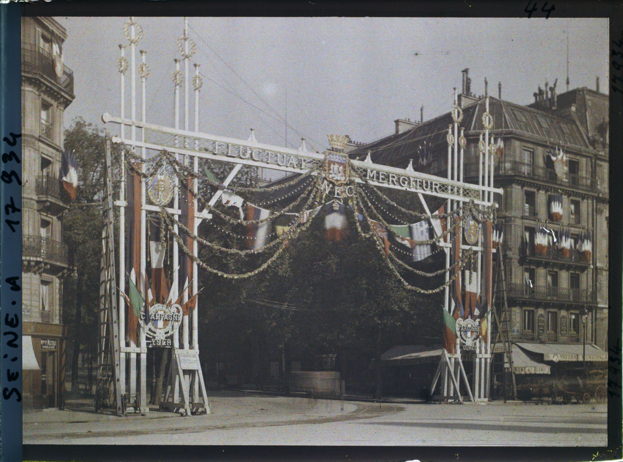 Image représentant Décorations pour les fêtes de la Victoire des 13 et 14 juillet 1919 place de l'Hôtel de Ville à l'angle de l'avenue Victoria