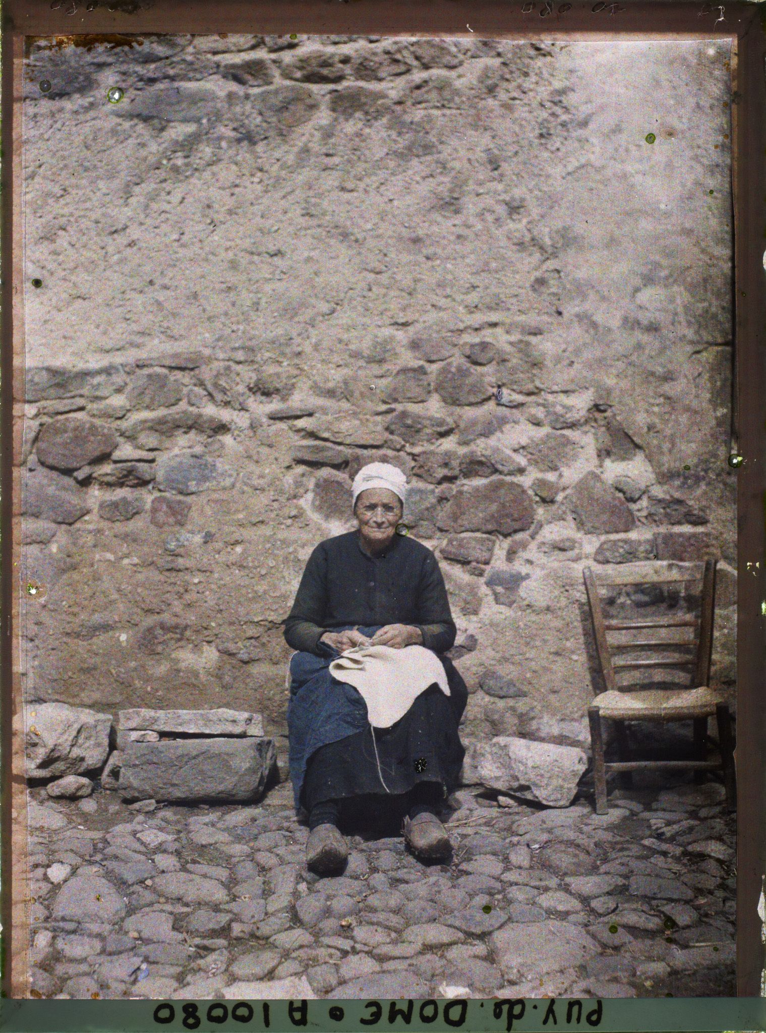 Image représentant Vieille femme au tricot