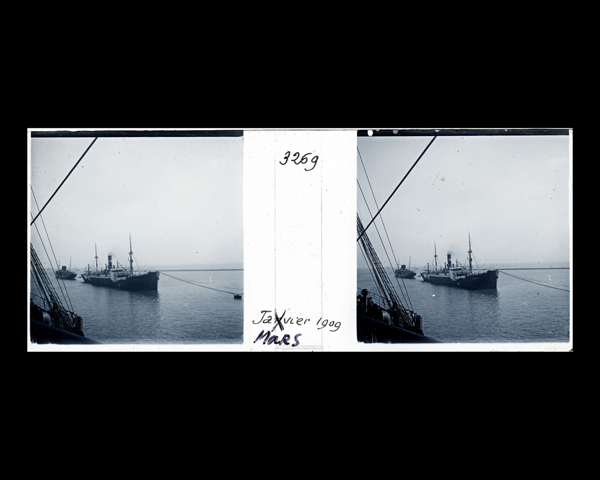 Image représentant Navires à l'entrée du canal de Suez