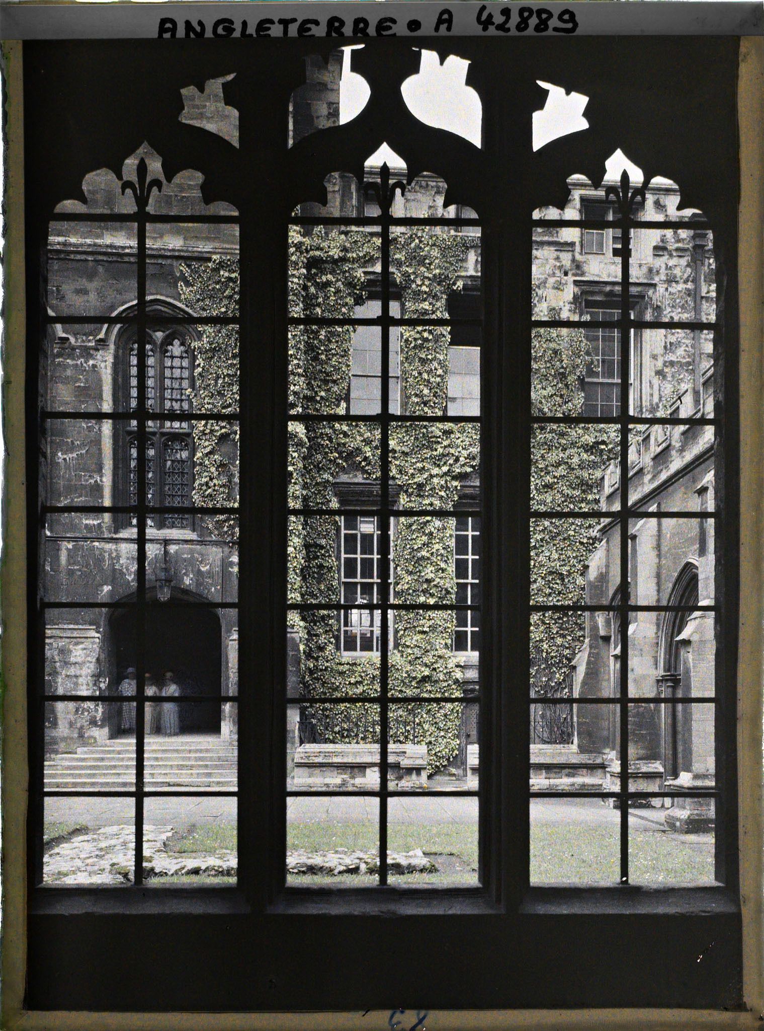 Image représentant Une partie du cloître du Christ Church à gauche de la cathédrale éponyme