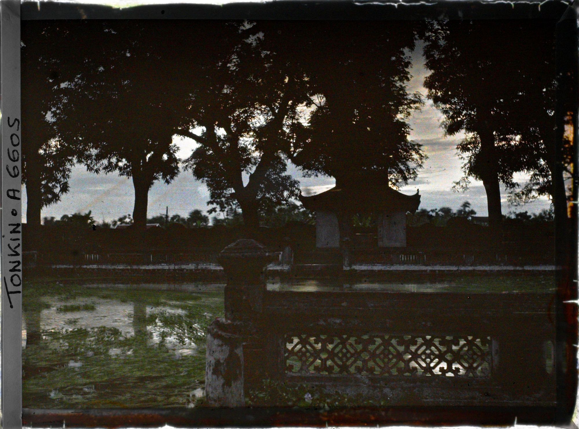 Image représentant Soleil couchant dans la troisième cour du Van-mieu, et contre-jour sur le bassin Thien-quang-tinh (" puits où se reflète l'éclat pur du ciel ")