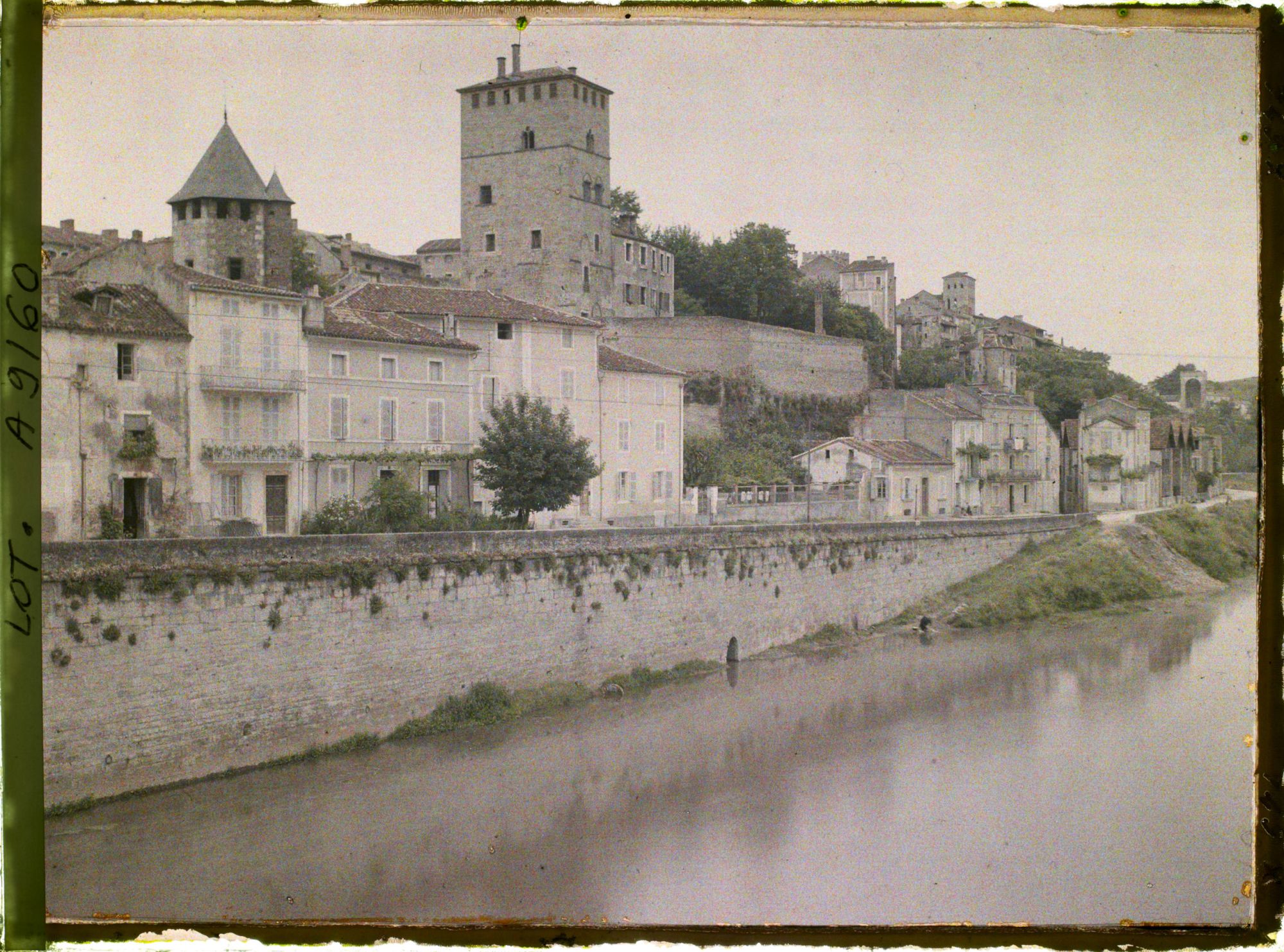 Image représentant France, Cahors, Vue prise du pont Cabessut et au fond la tour des Pendus ou de la Barre.