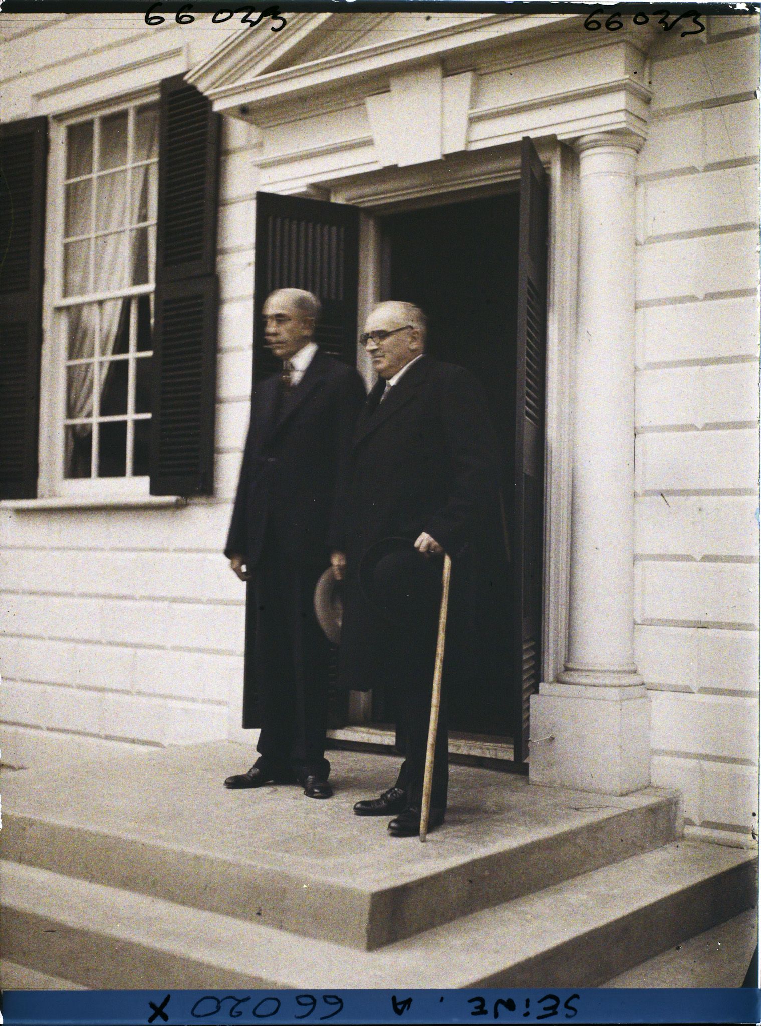 Image représentant L'Exposition Coloniale Internationale de 1931, Paul Claudel, ambassadeur de France aux États-Unis, sur le perron de la maison de Georges Washington ou maison du Mount Vernon