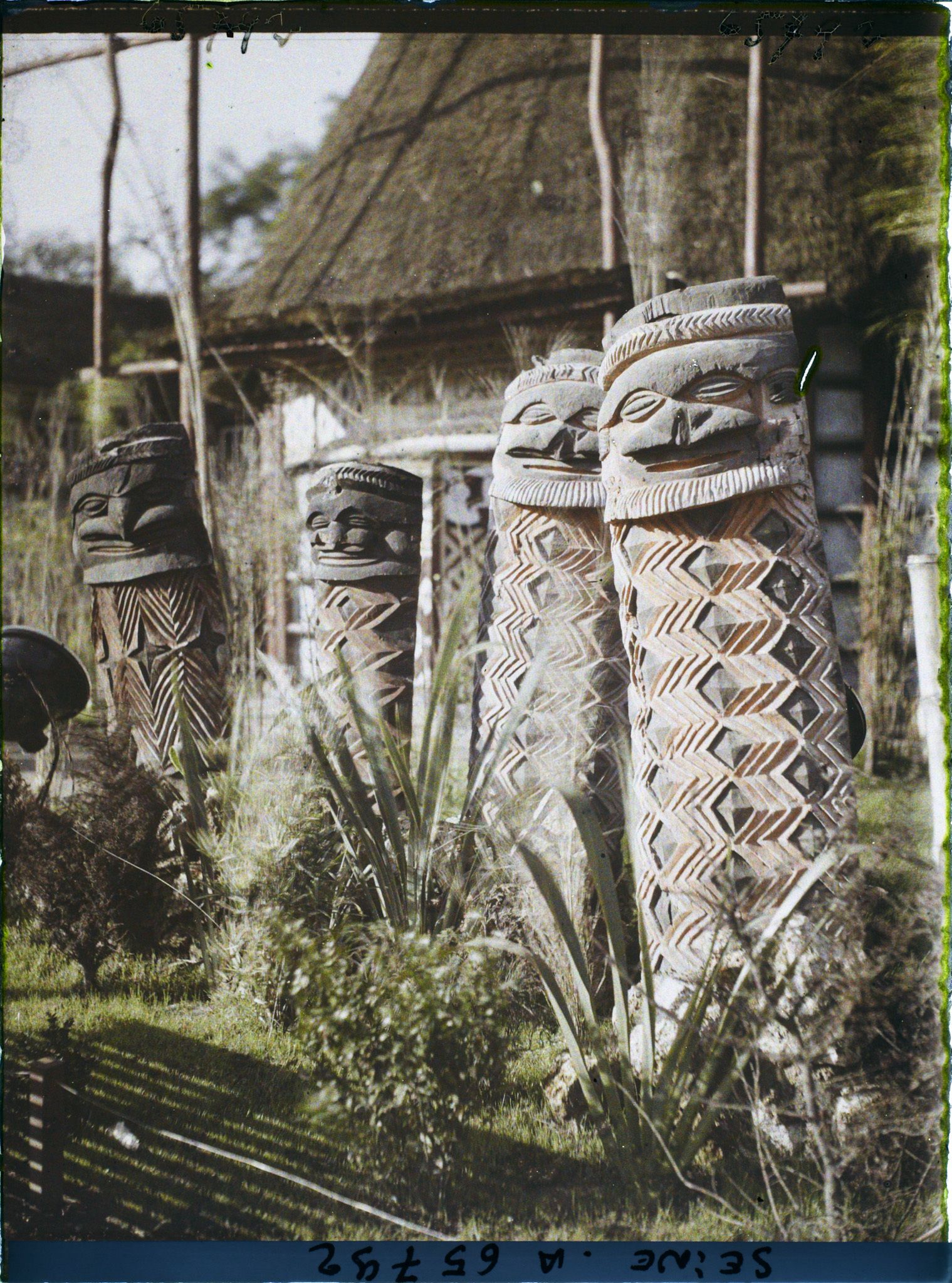 Image représentant L'Exposition Coloniale Internationale de 1931, la section de la Nouvelle-Calédonie, sculptures kanakes