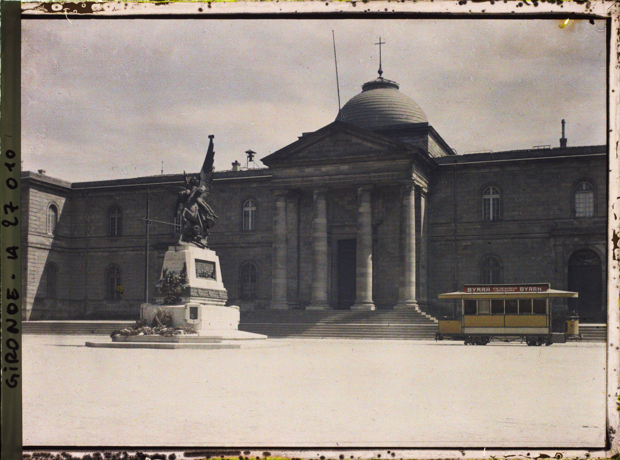 Image représentant Le monument aux morts de la guerre de 1870, devant le Palais de Justice, place de la République