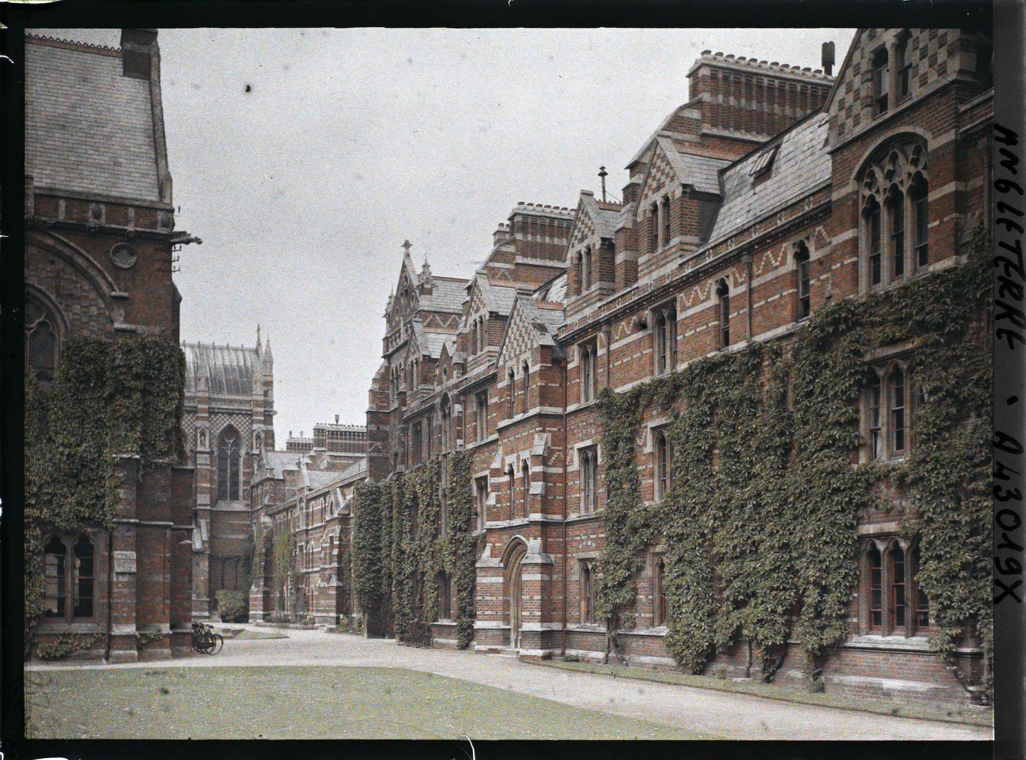 Image représentant Le côté Sud du Kebb College