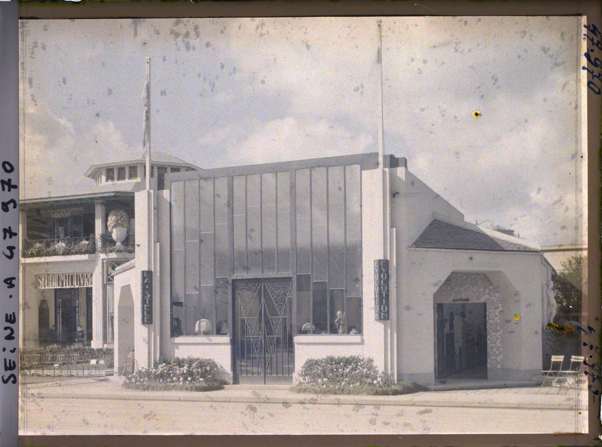 Image représentant L'Exposition des arts décoratifs, Pavillon d'Arthur Goldscheider, atelier de sculpteur, sur l'esplanade des Invalides