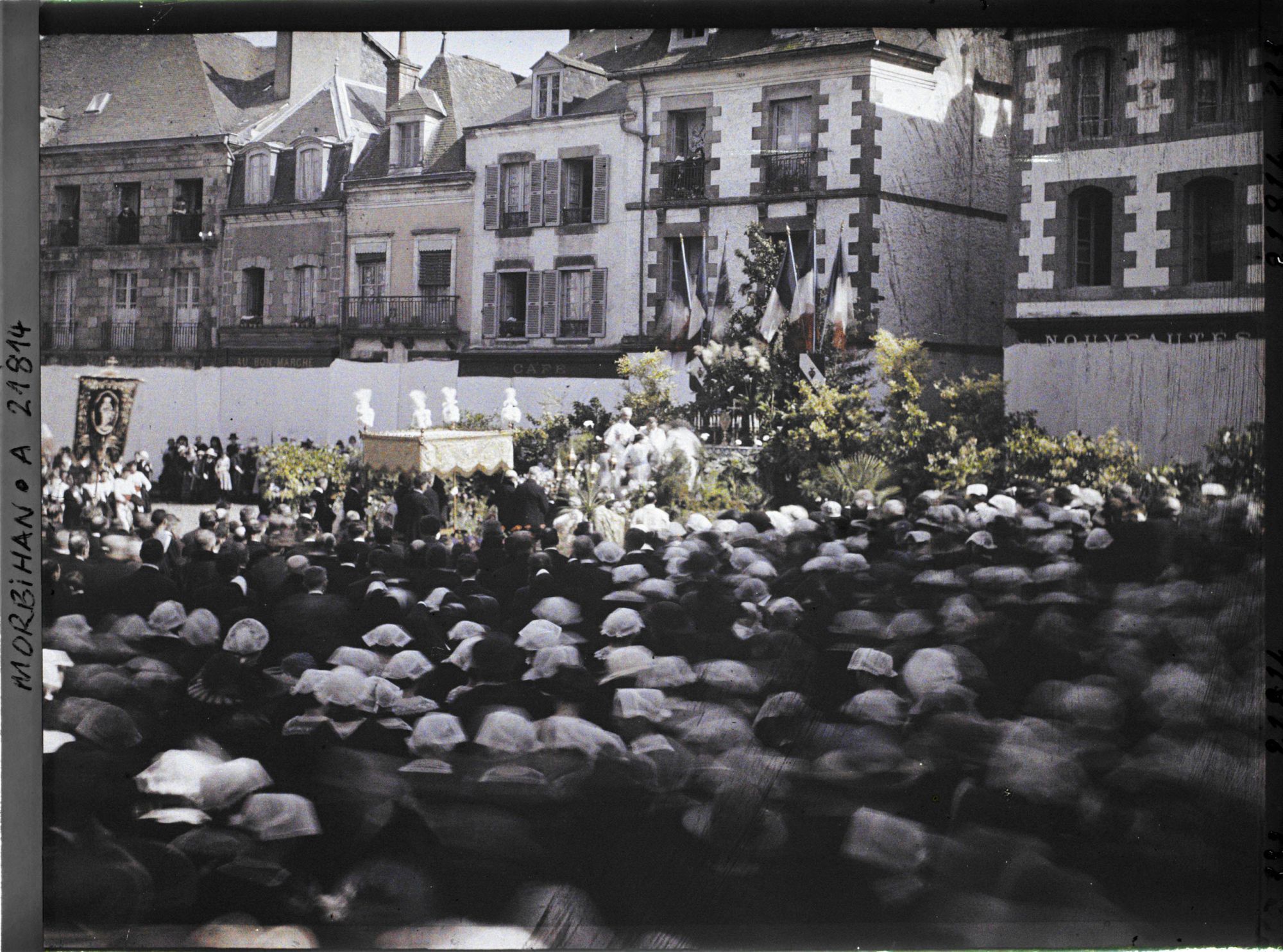 Image représentant La procession de la Fête-Dieu devant le reposoir de la place de la République