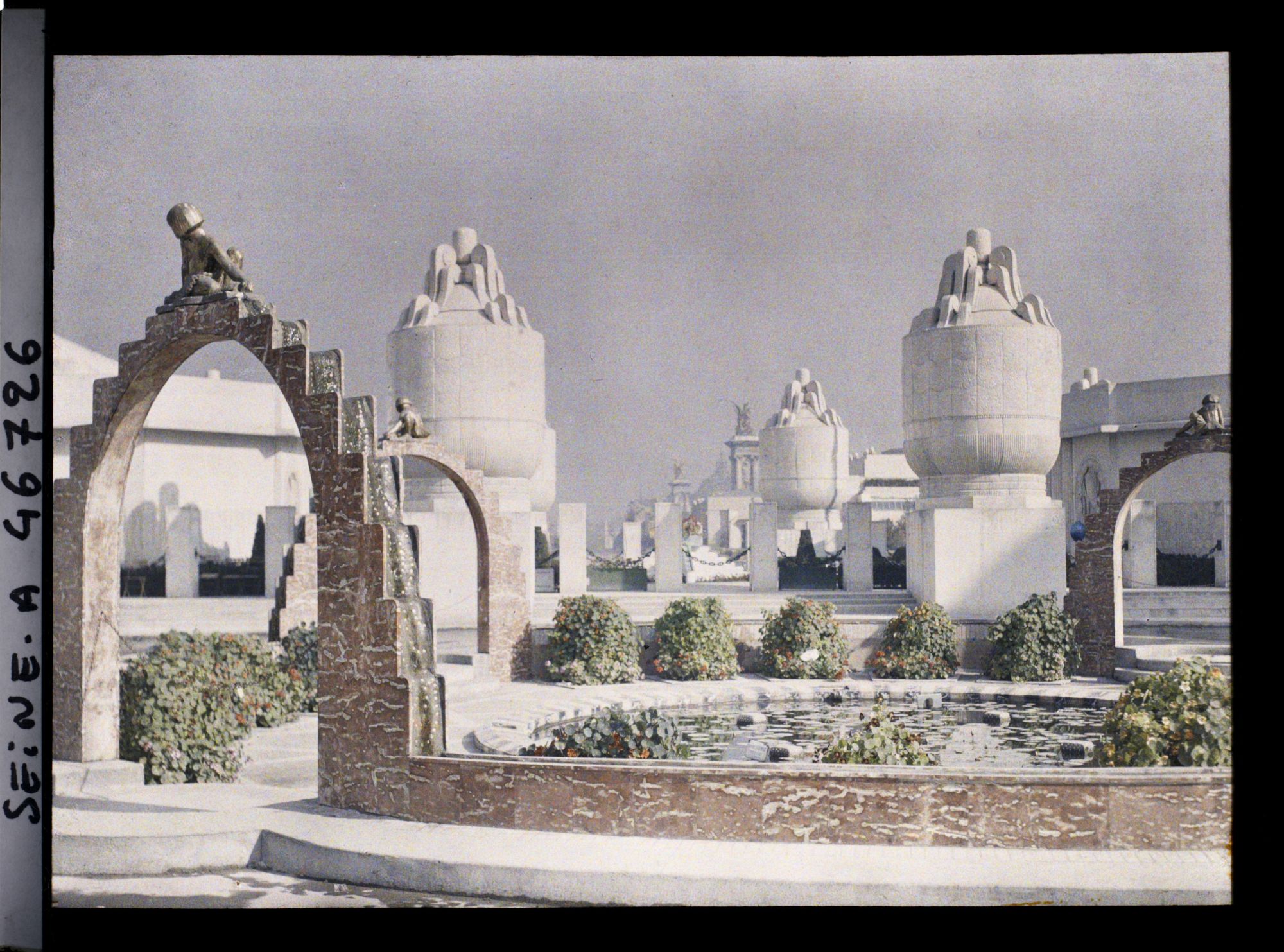 Image représentant L'exposition des arts décoratifs, le jardin de Laprade, esplanade des Invalides