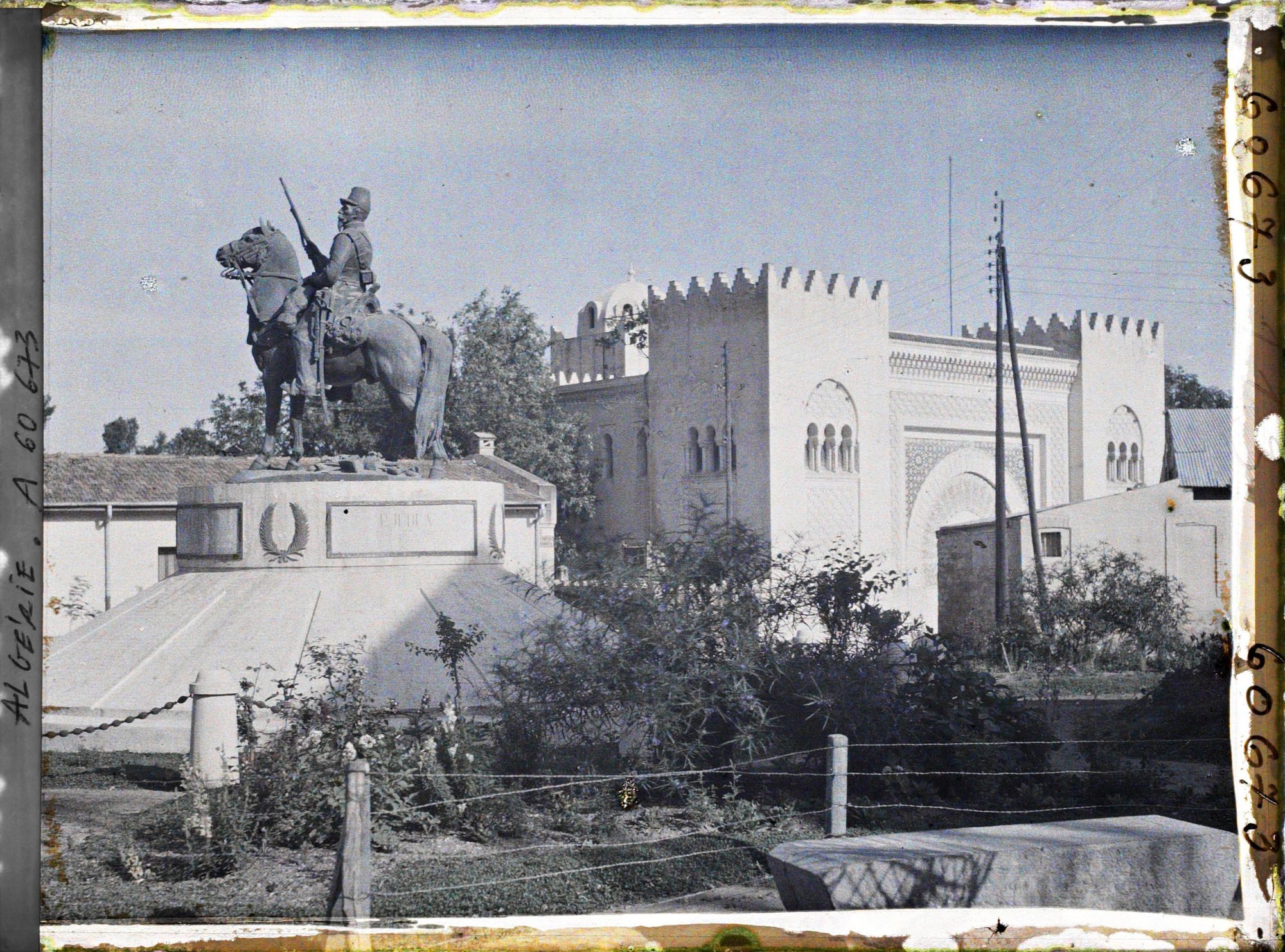Image représentant Le monument au 6e chasseur et la médersa