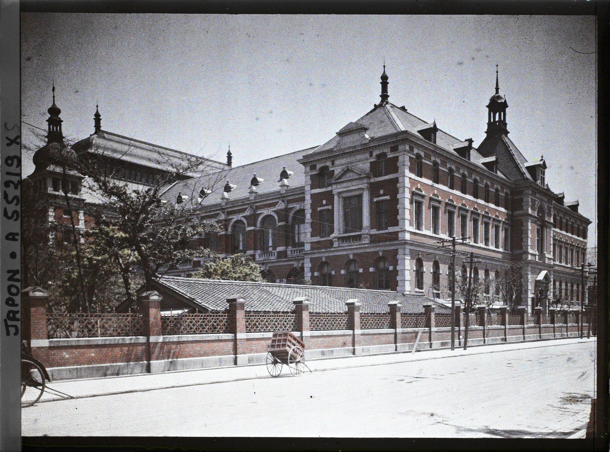 Image représentant Un angle de la Cour Suprême de Justice (Taishin-in), quartier de Kasumigaseki