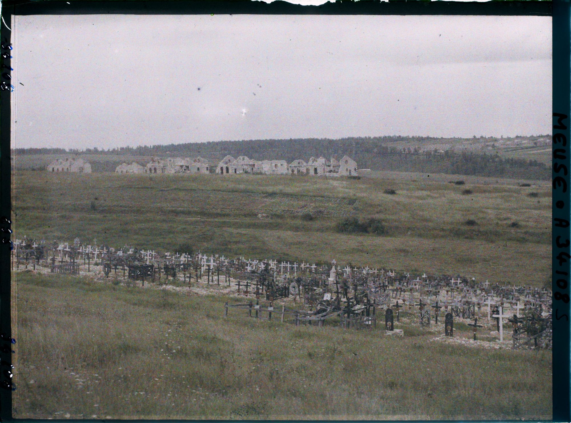 Image représentant France, Verdun, Le Cimetière Marceau et les ruines des Casernes Marceau