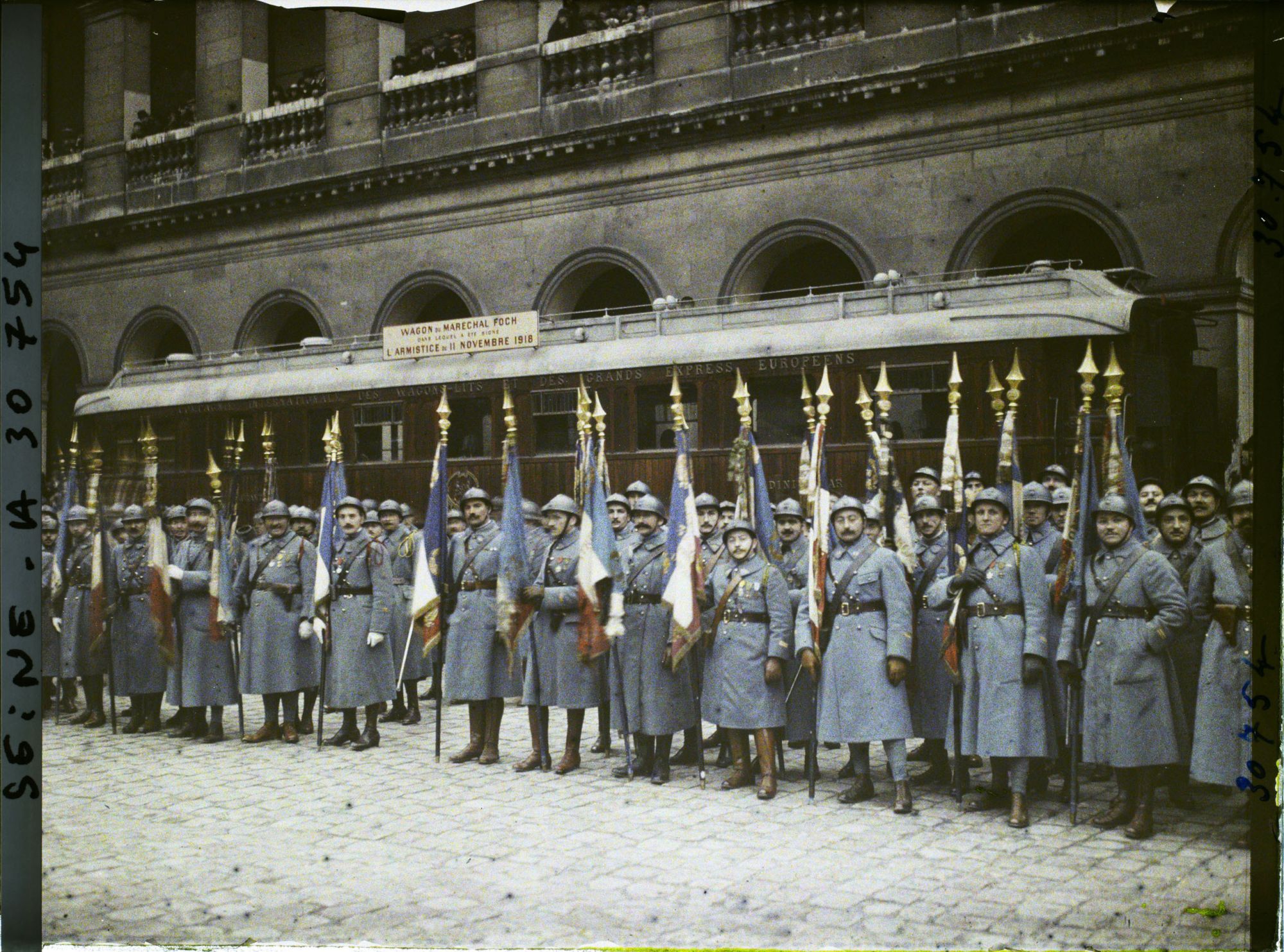 Image représentant Drapeaux devant le wagon du maréchal Foch