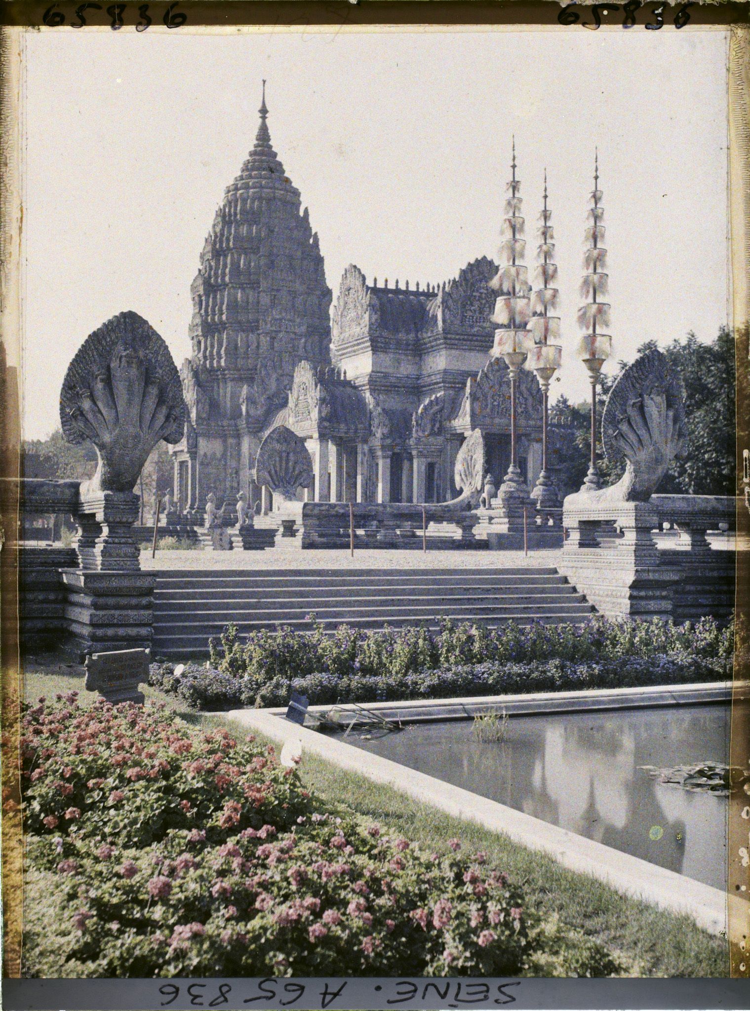 Image représentant L'Exposition Coloniale Internationale de 1931, le pavillon de gauche du temple d'Angkor Vat