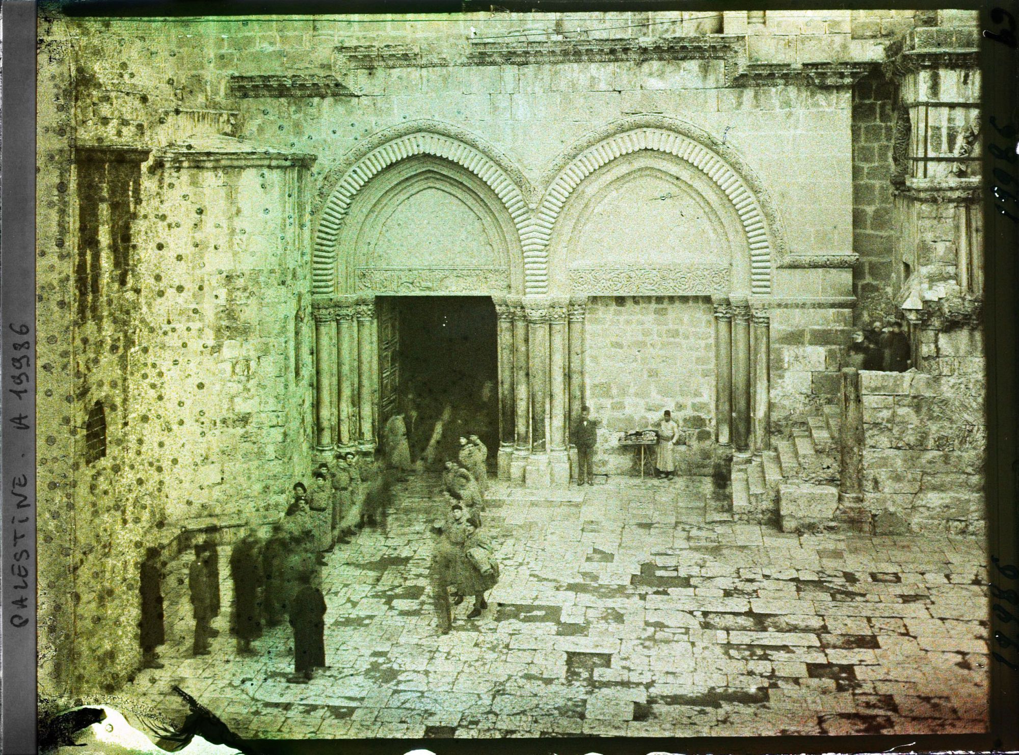 Image représentant Groupe de soldats français sur le parvis de l'église du Saint Sépulcre