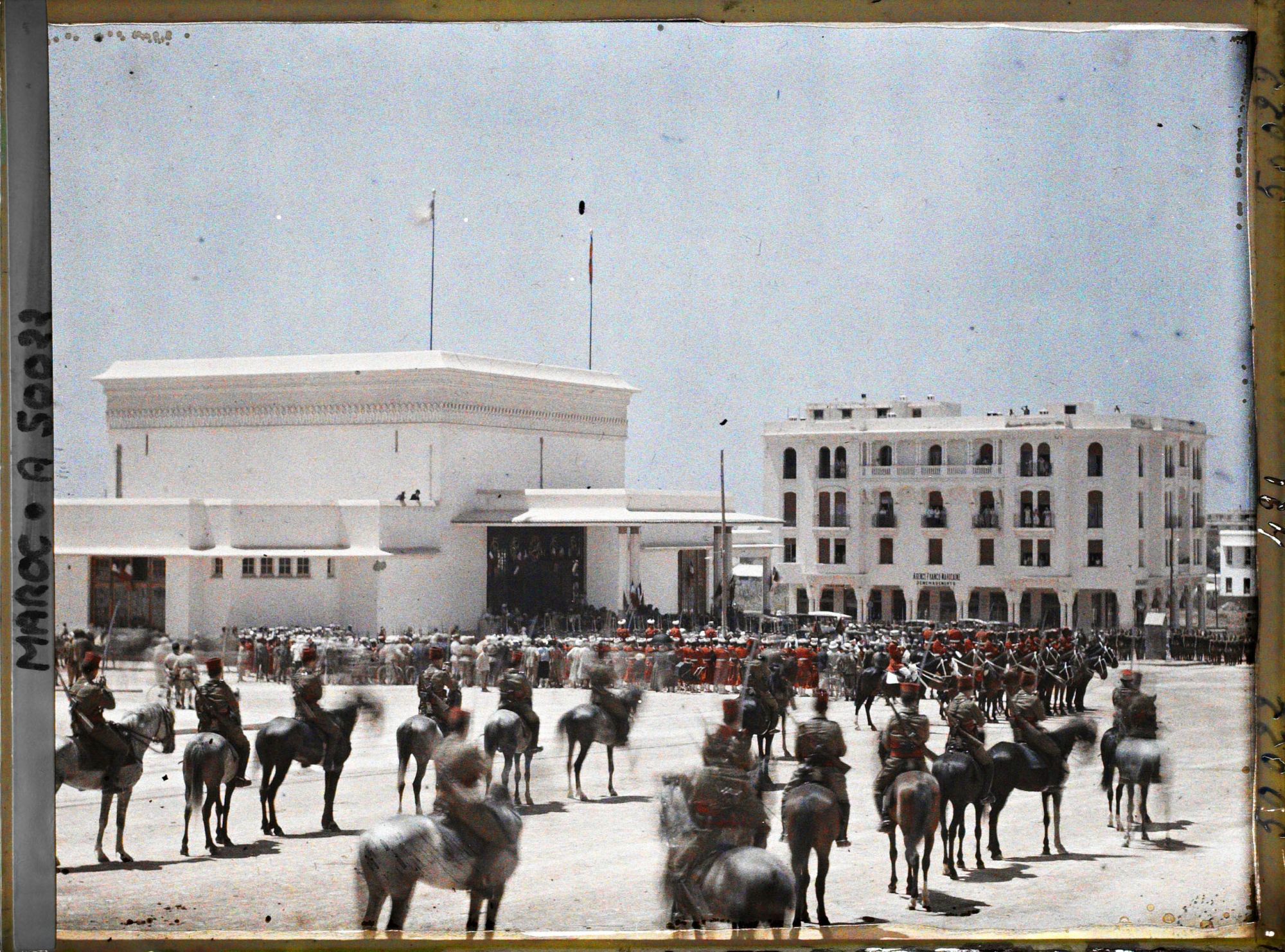 Image représentant Troupes militaires devant la gare lors du départ du sultan Moulay Youssef pour Paris