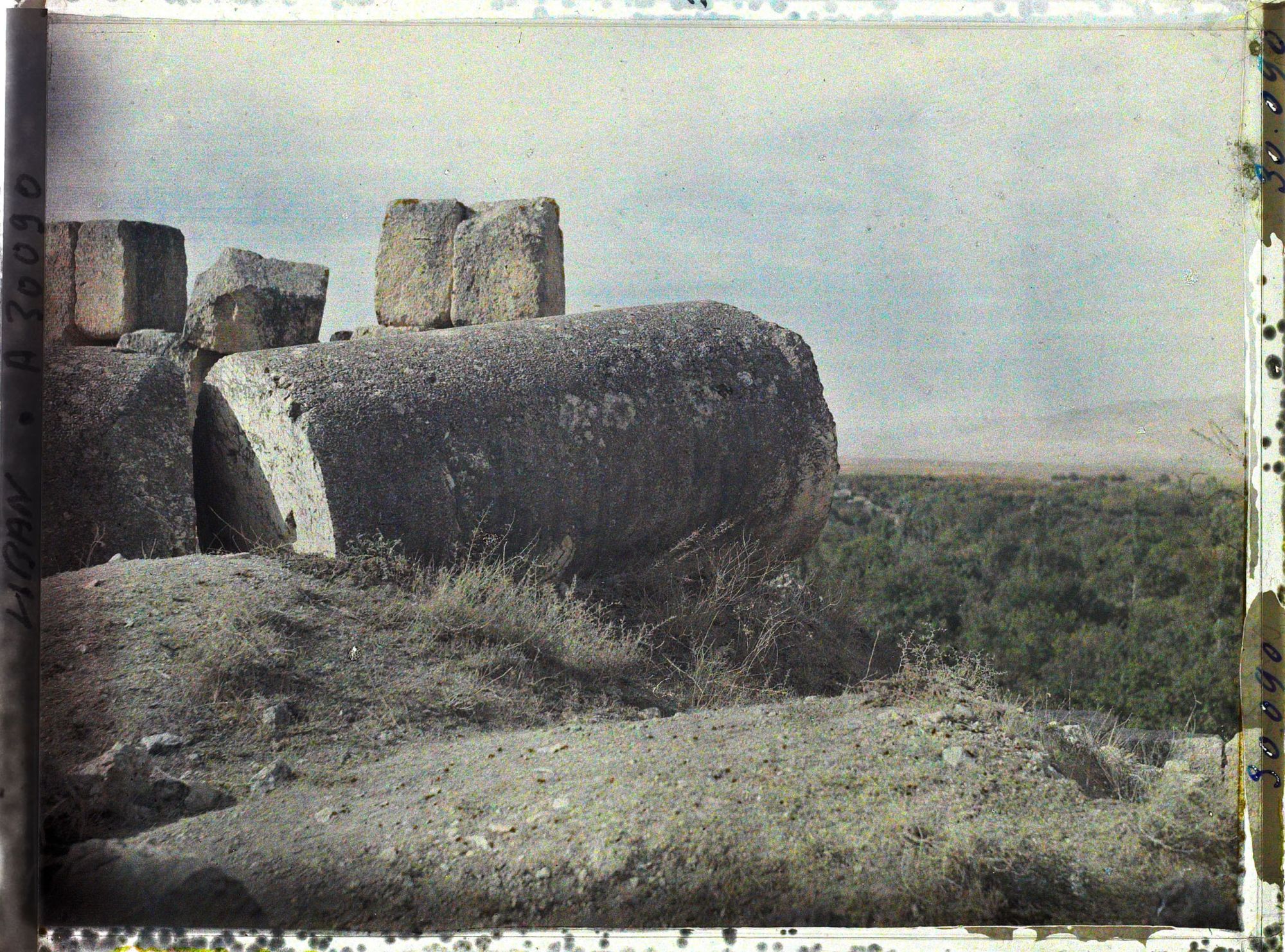 Image représentant Fût de colonne au pied du péristyle du sanctuaire du Temple de Jupiter Héliopolitain