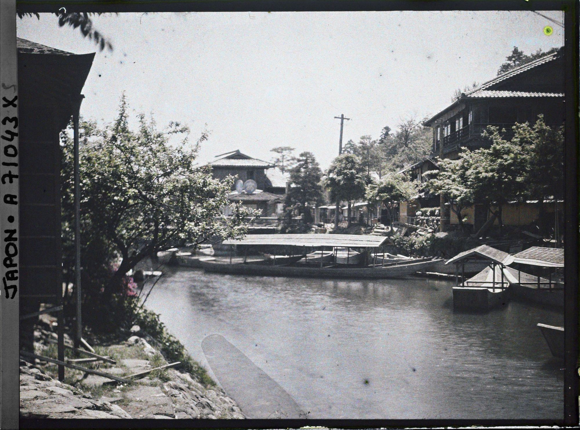 Image représentant canal ou rivière traversant une ville