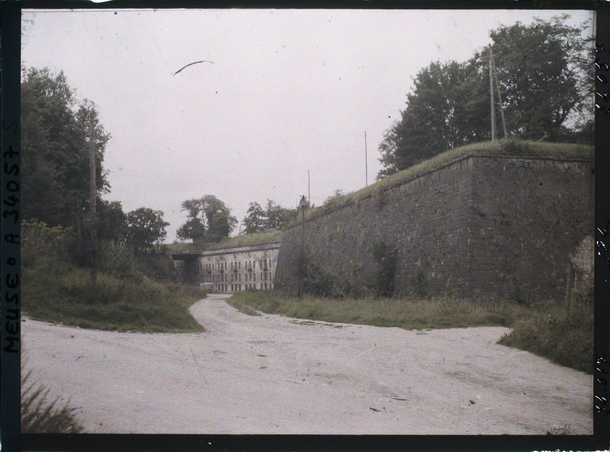 Image représentant France, Verdun, La Citadelle, vue prise près de la Porte de France