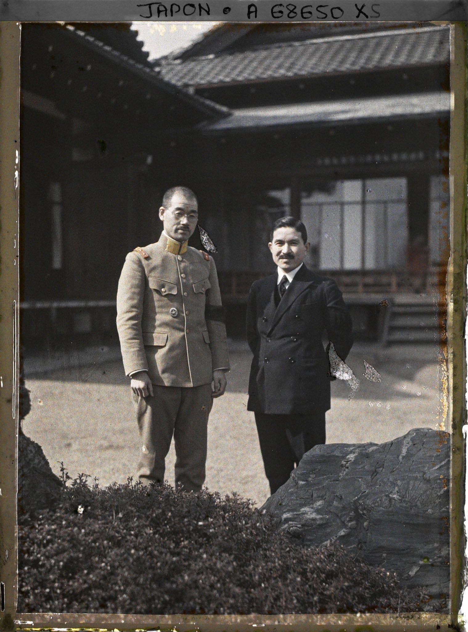 Image représentant Résidence de la famille Kitashirakawa : M. Mitobe (chambellan du défunt prince Kitashirakawa Naruhisa) et le Capitaine Kageda Sadaaki