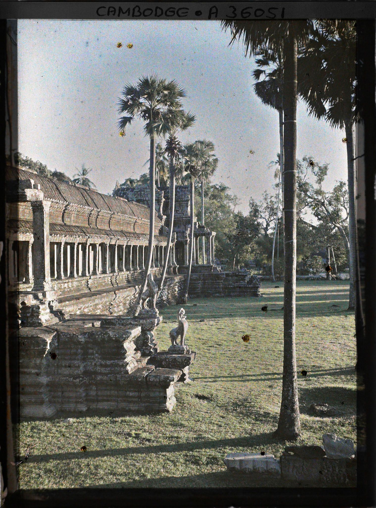 Image représentant Segment de la galerie pourtournante rectangulaire formant la base du temple-montagne
