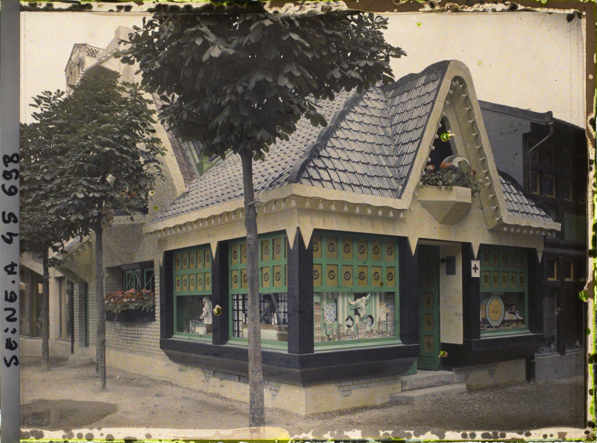 Image représentant L'Exposition des arts décoratifs, Le Village français sous la direction de Charles Genuys, Pharmacie-dispensaire