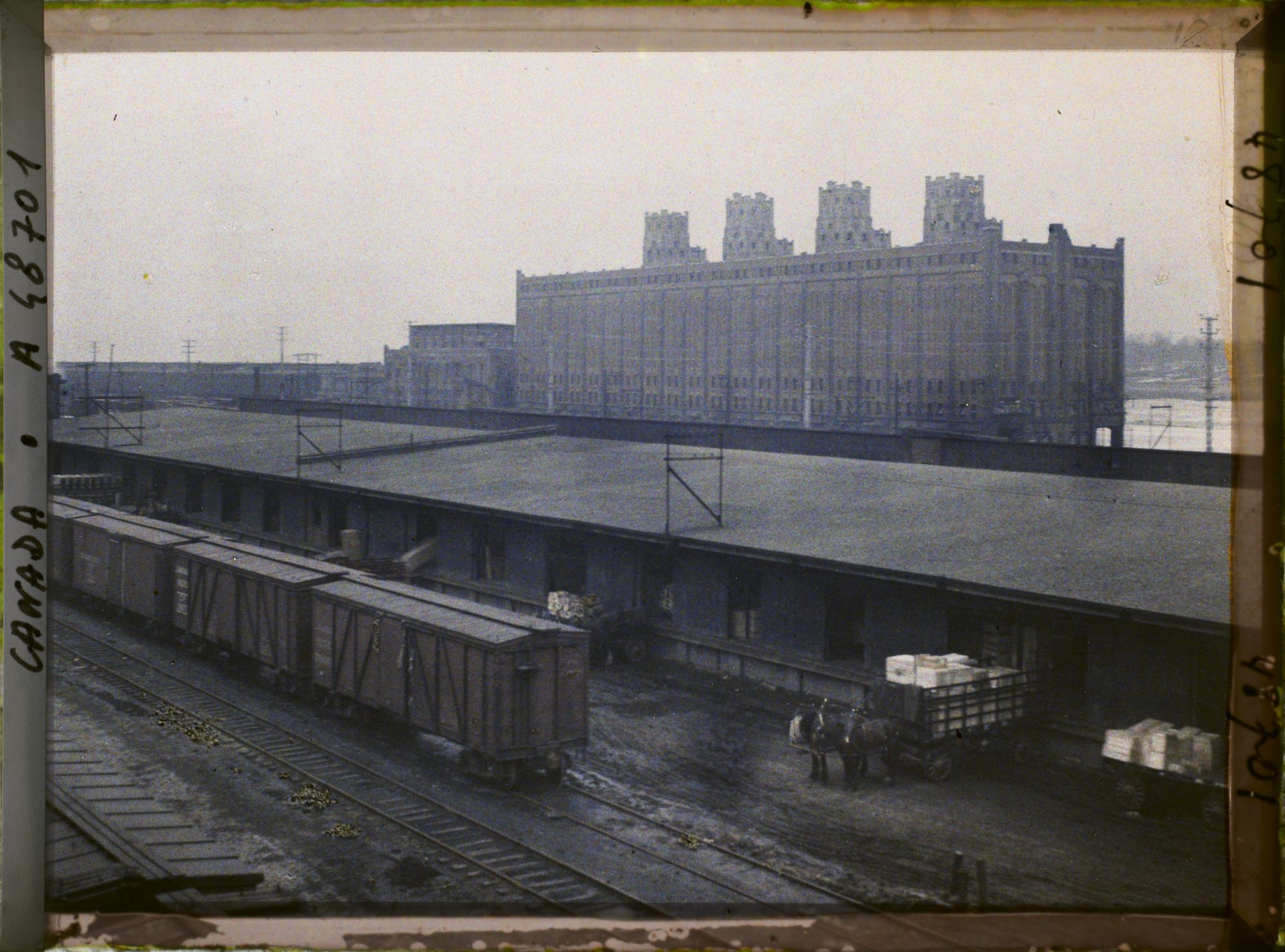 Image représentant Canada, Montréal, Nouvel élévateur sur le St Laurent (briques et béton)