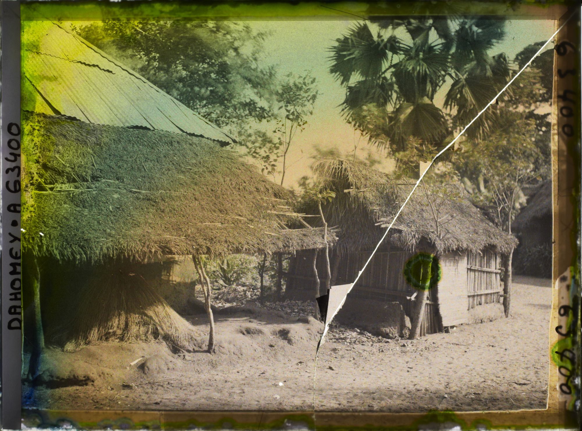 Image représentant Apatam du fétiche Zangbéto et case du fétiche Dan