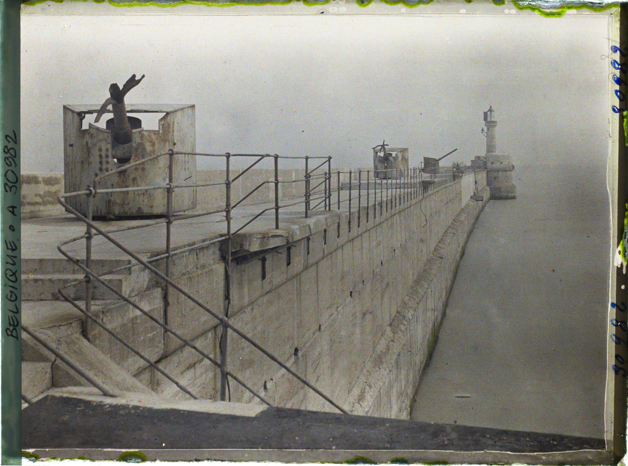 Image représentant Belgique, Zeebrugge, Défenses de l'extrémité du môle
