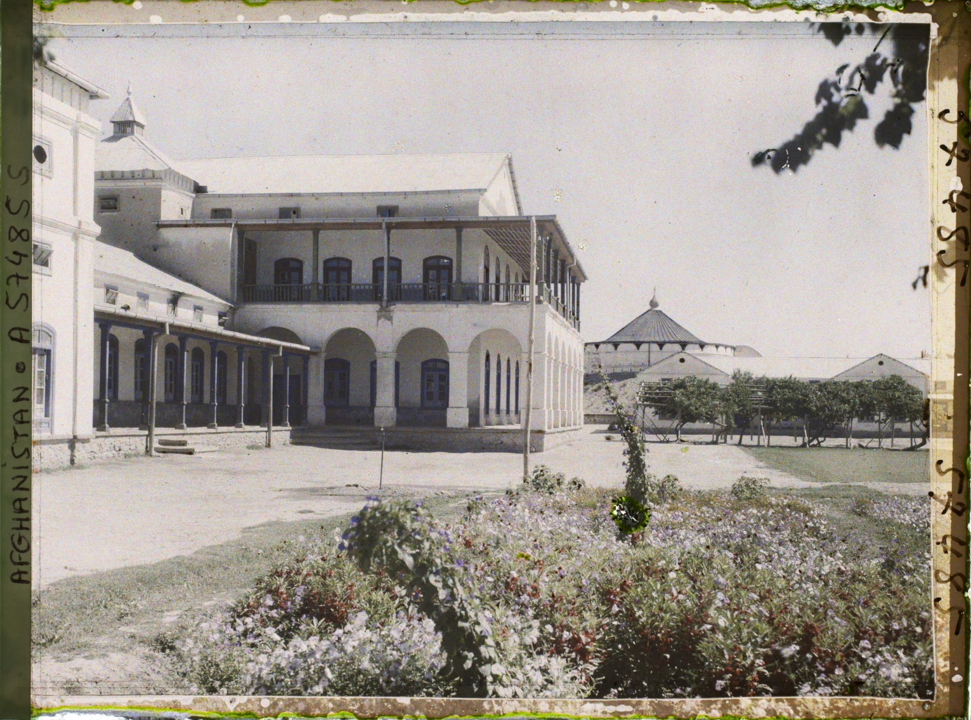 Image représentant Le lycée franco-afghan. A l'arrière plan, tour de l'enceinte de l'Arg (citadelle abritant le Palais royal)