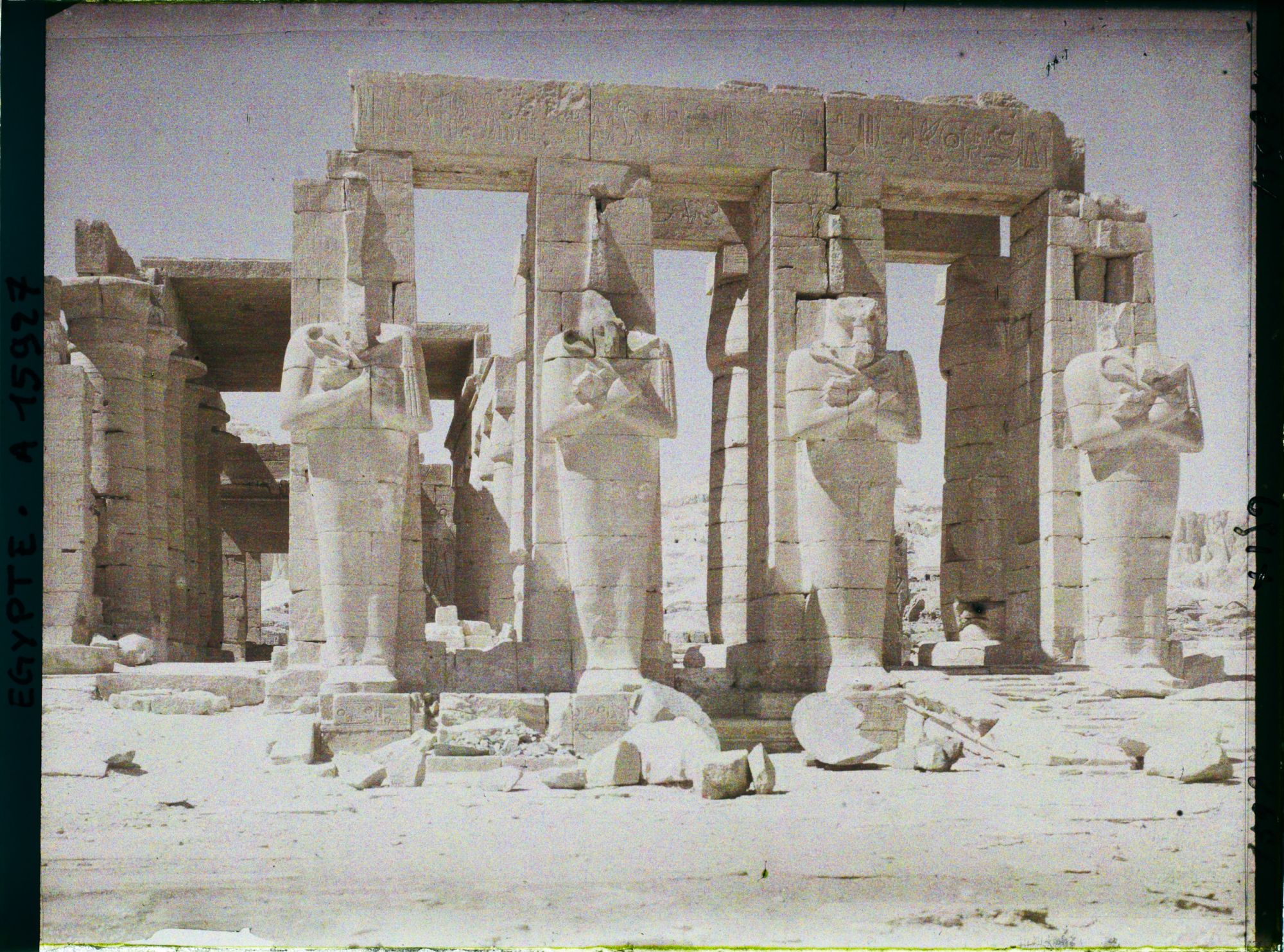 Image représentant Vue sur la deuxième cour du Ramesseum
