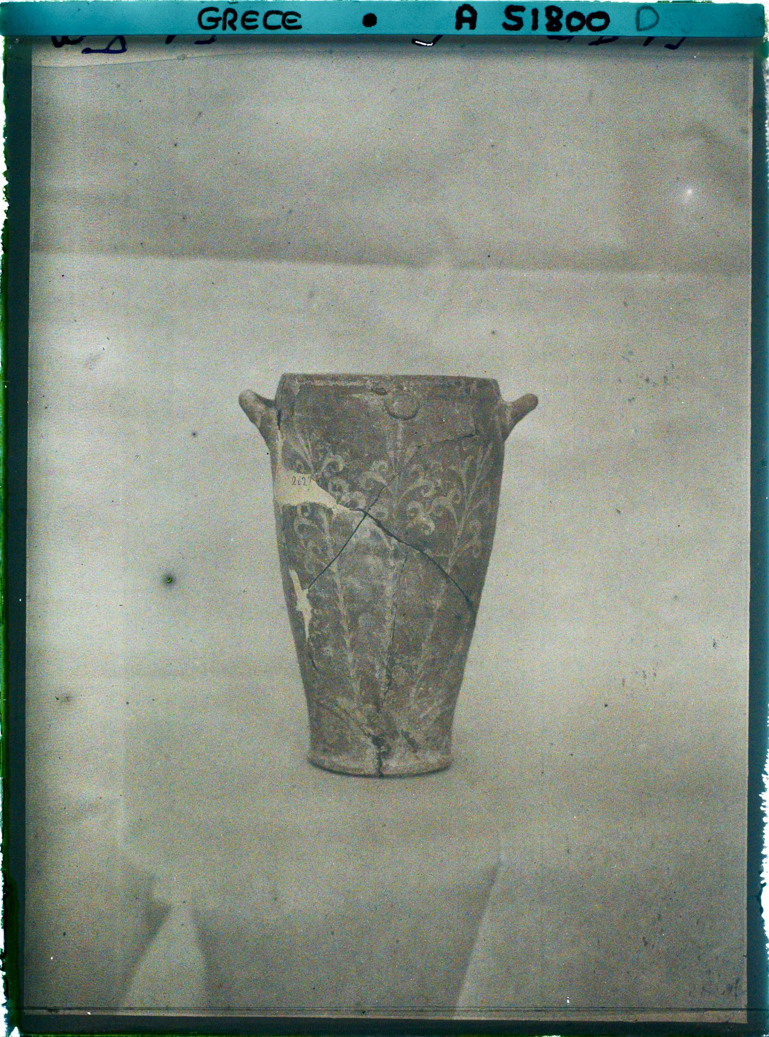Image représentant Musée archéologique - Vase de terre cuite, orné de lys peints en blanc, provenant de Cnossos